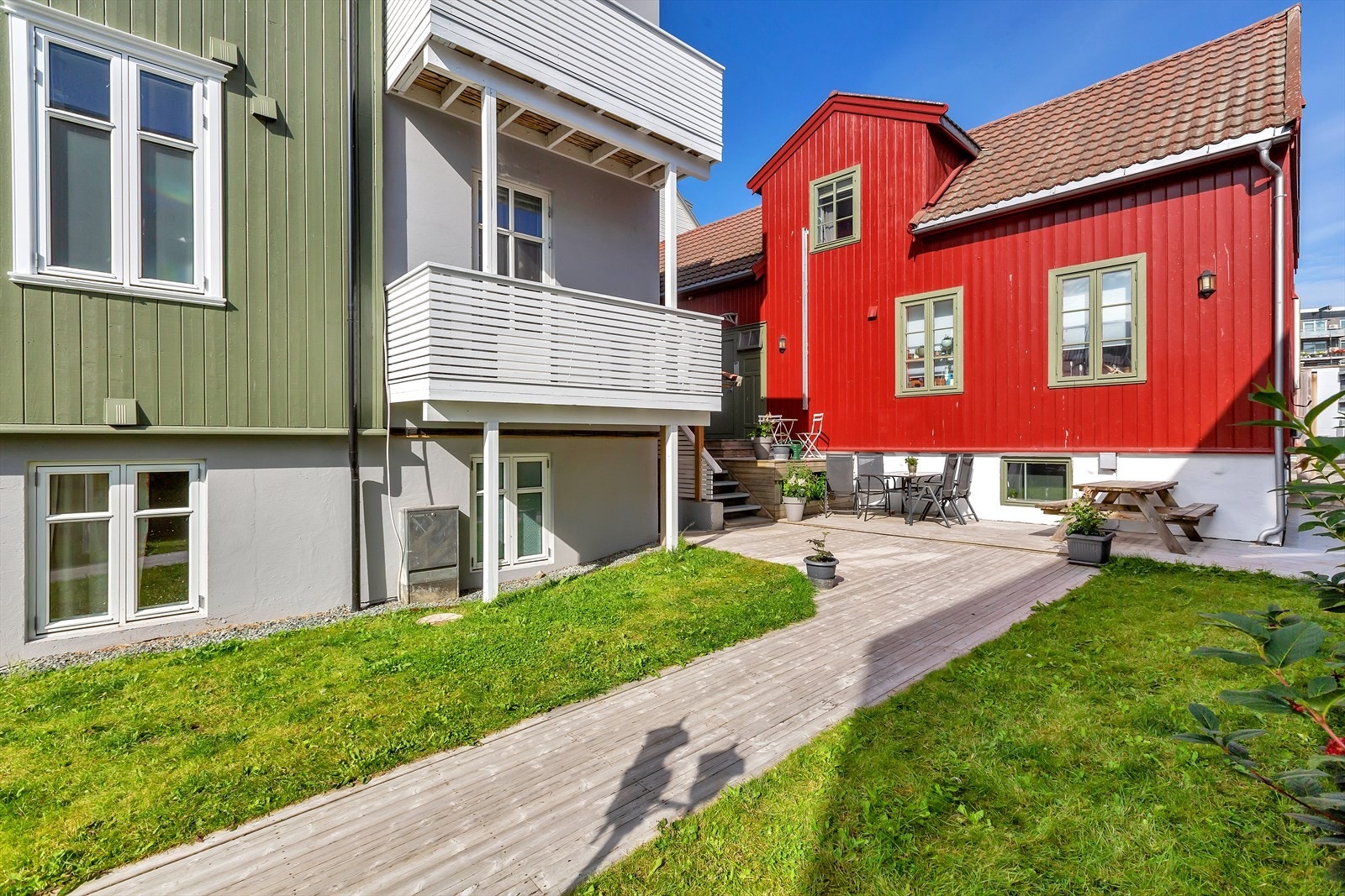 Koselig og skjermet bakgård hvor fine sommerdager kan nytes Galleribilde