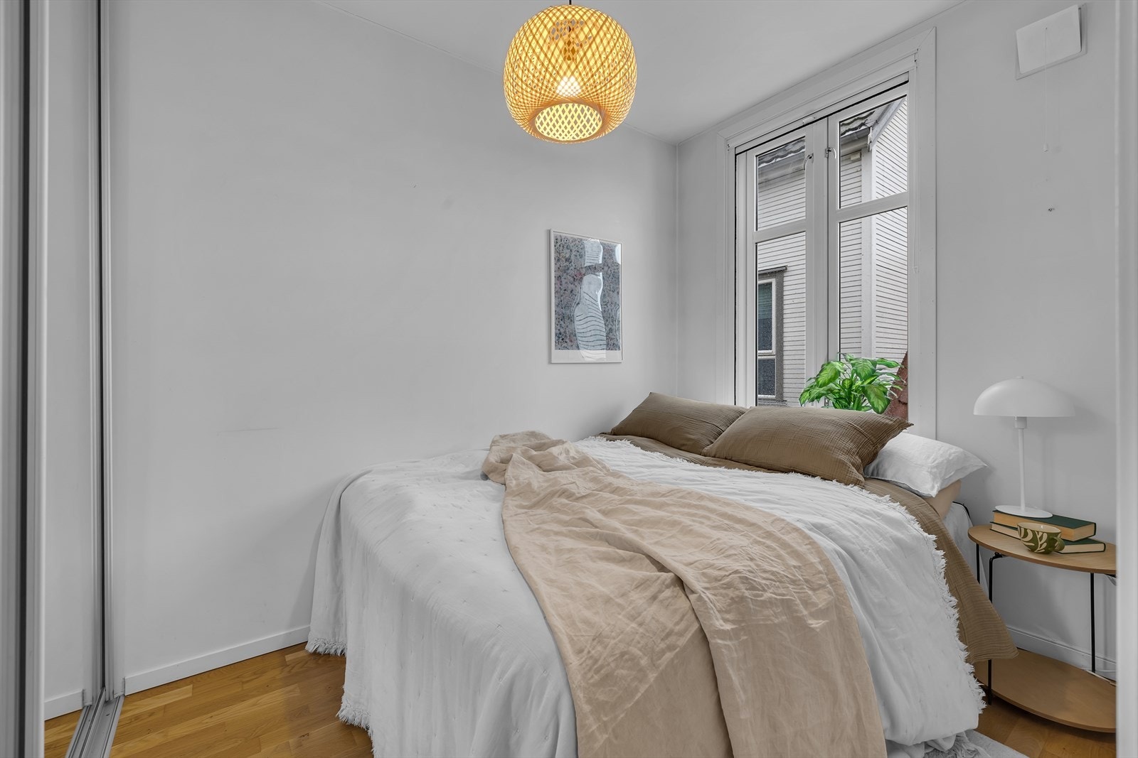 Soverom av god størrelse, praktisk oppbevaringsplass i skyvedørsgarderobe Galleribilde