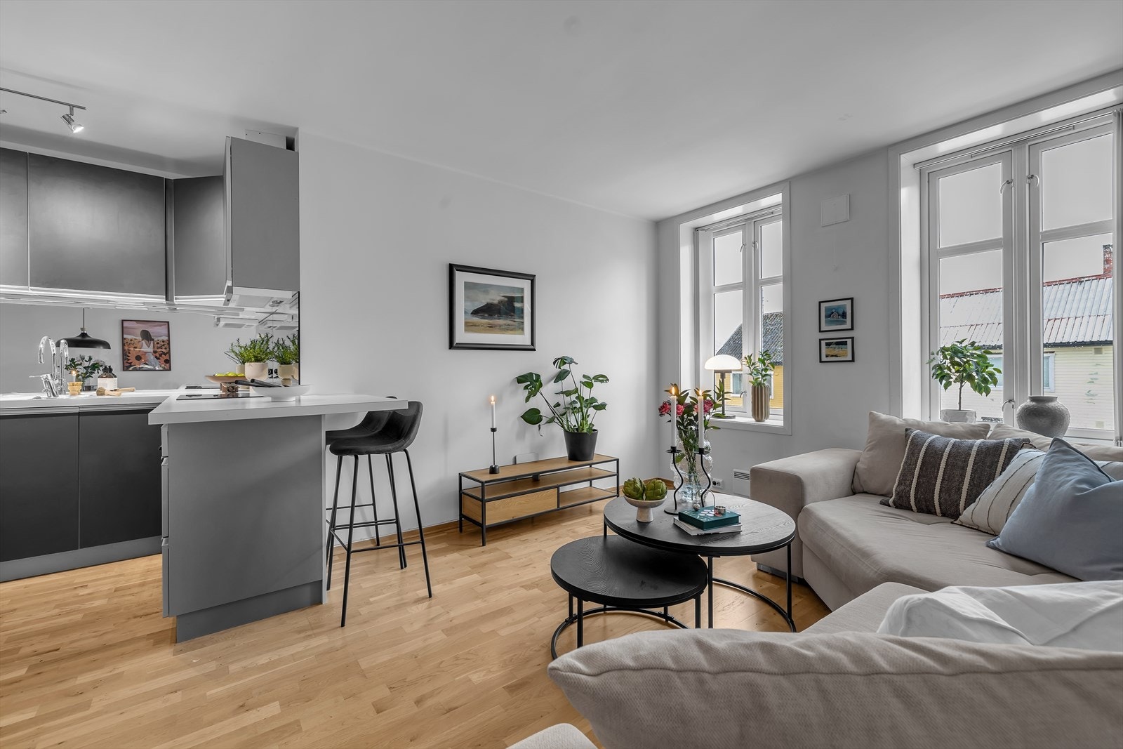 Store vindusflater slipper inn godt med naturlig lys Galleribilde