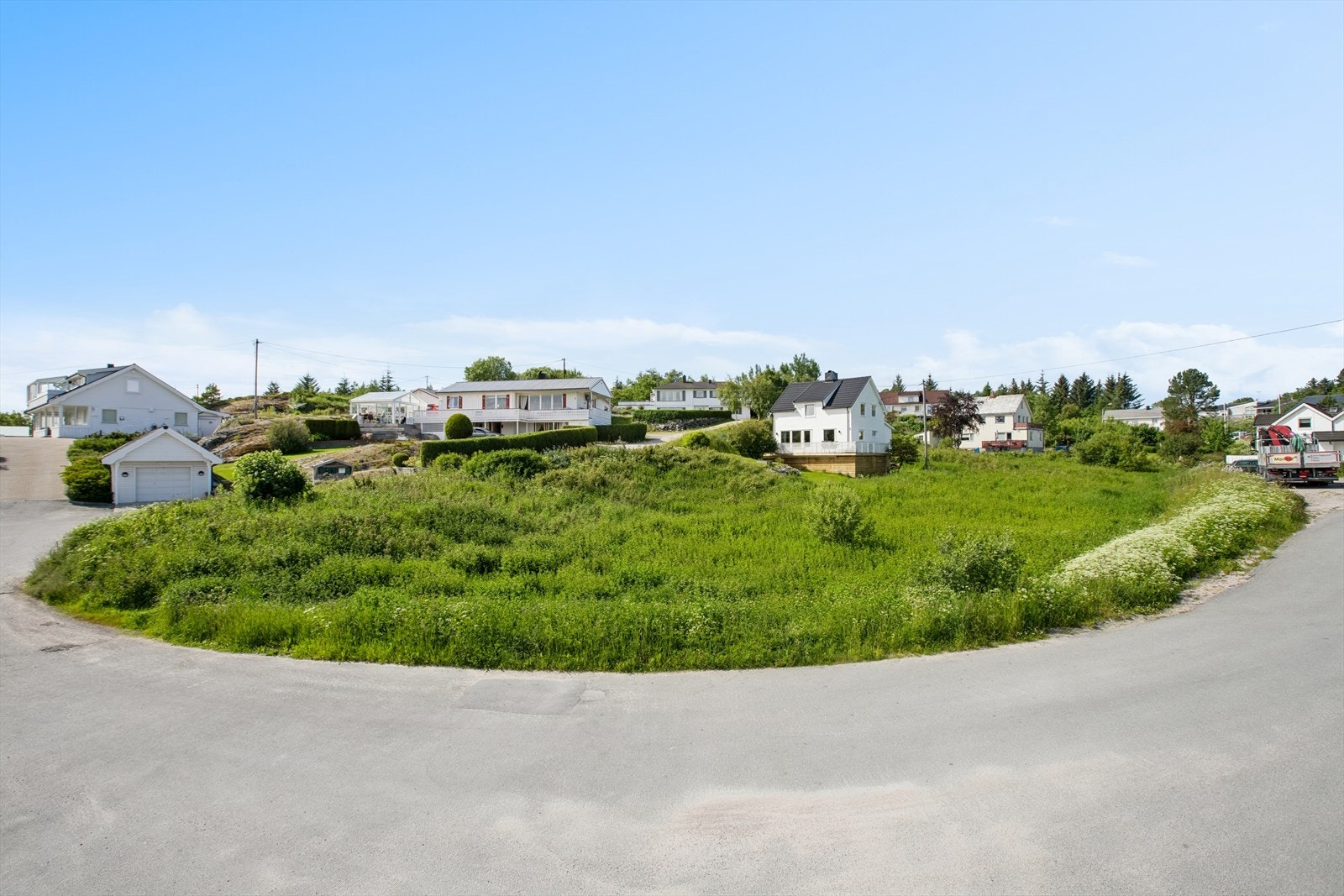 Med etablert vei rundt store deler av tomten er det enkel adkomst til tomten. Galleribilde