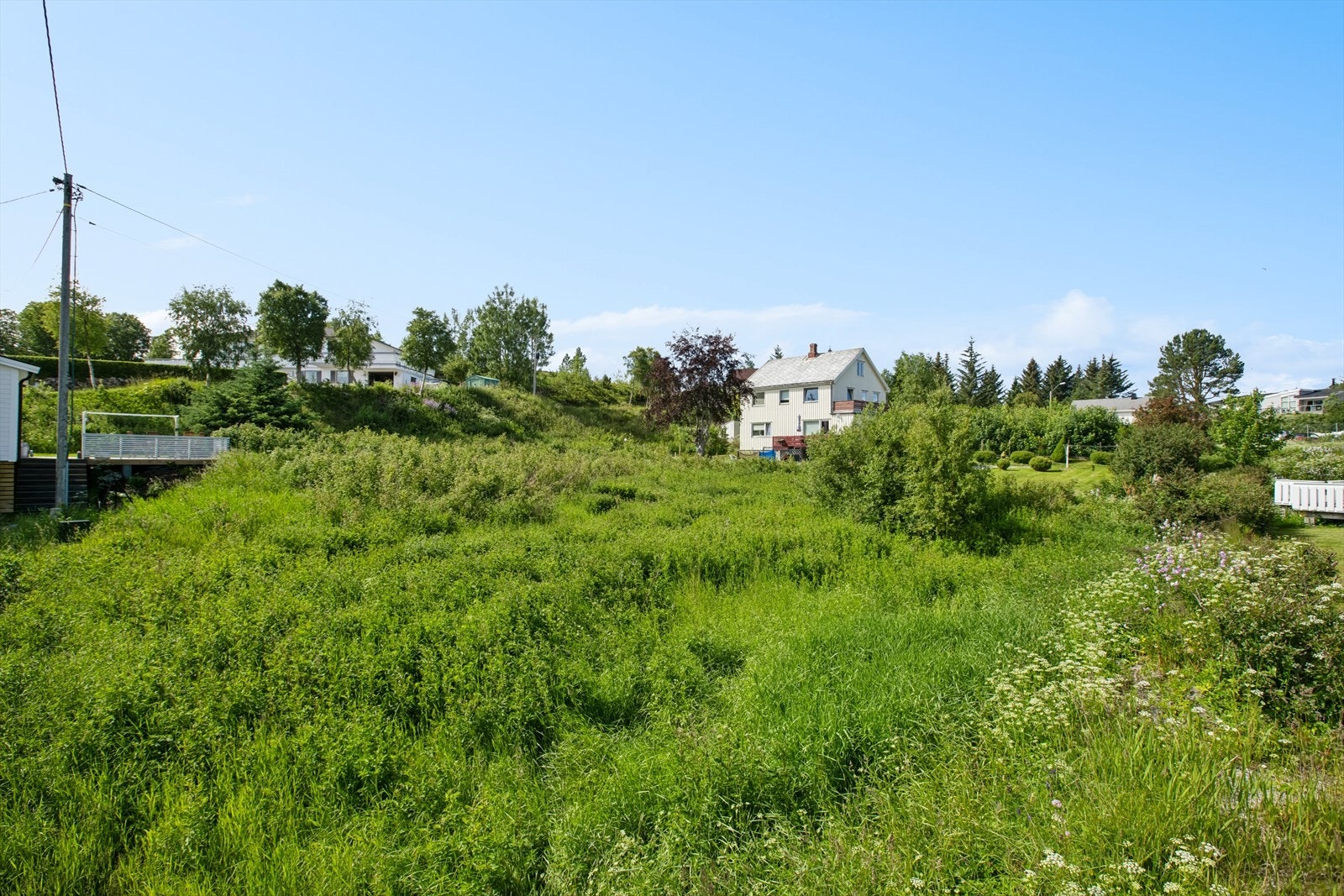 Tomten ligger fint til med gode solforhold og utsikt. Galleribilde
