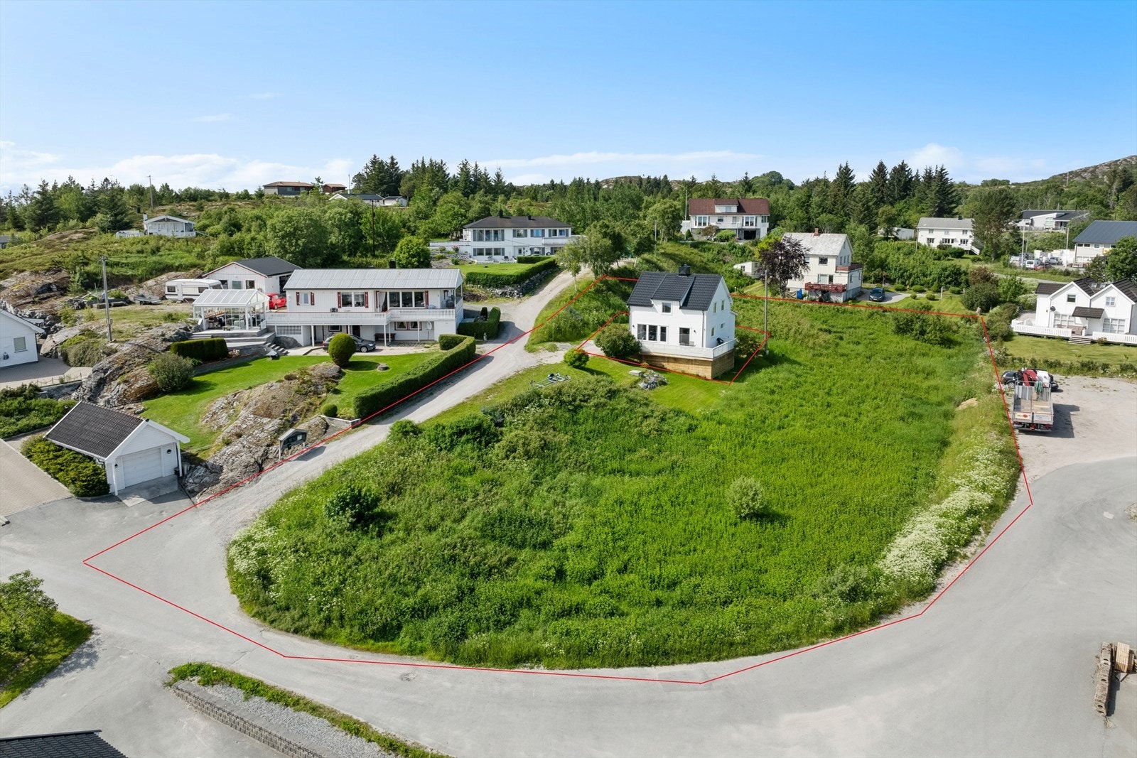 Inntegnede tomtegrenser er omtrentlige og ikke måleverdige. Se kart i salgsoppgaven for nøyaktige mål. Galleribilde