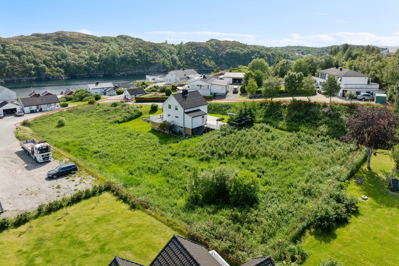 Tomten ligger i et etablert område med blant annet spredt eneboligbebyggelse. Huset på tomten er fradelt og medfølger ikke. Galleribilde