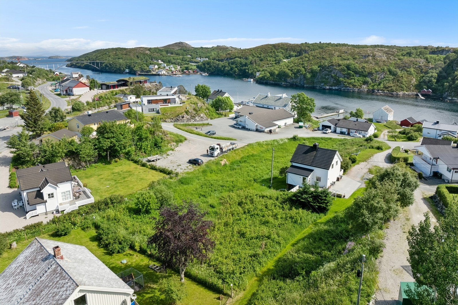 Med sin beliggenhet ved sjøen og nærhet til både skog og fjell, er det mange muligheter for friluftsliv og rekreasjon. Galleribilde