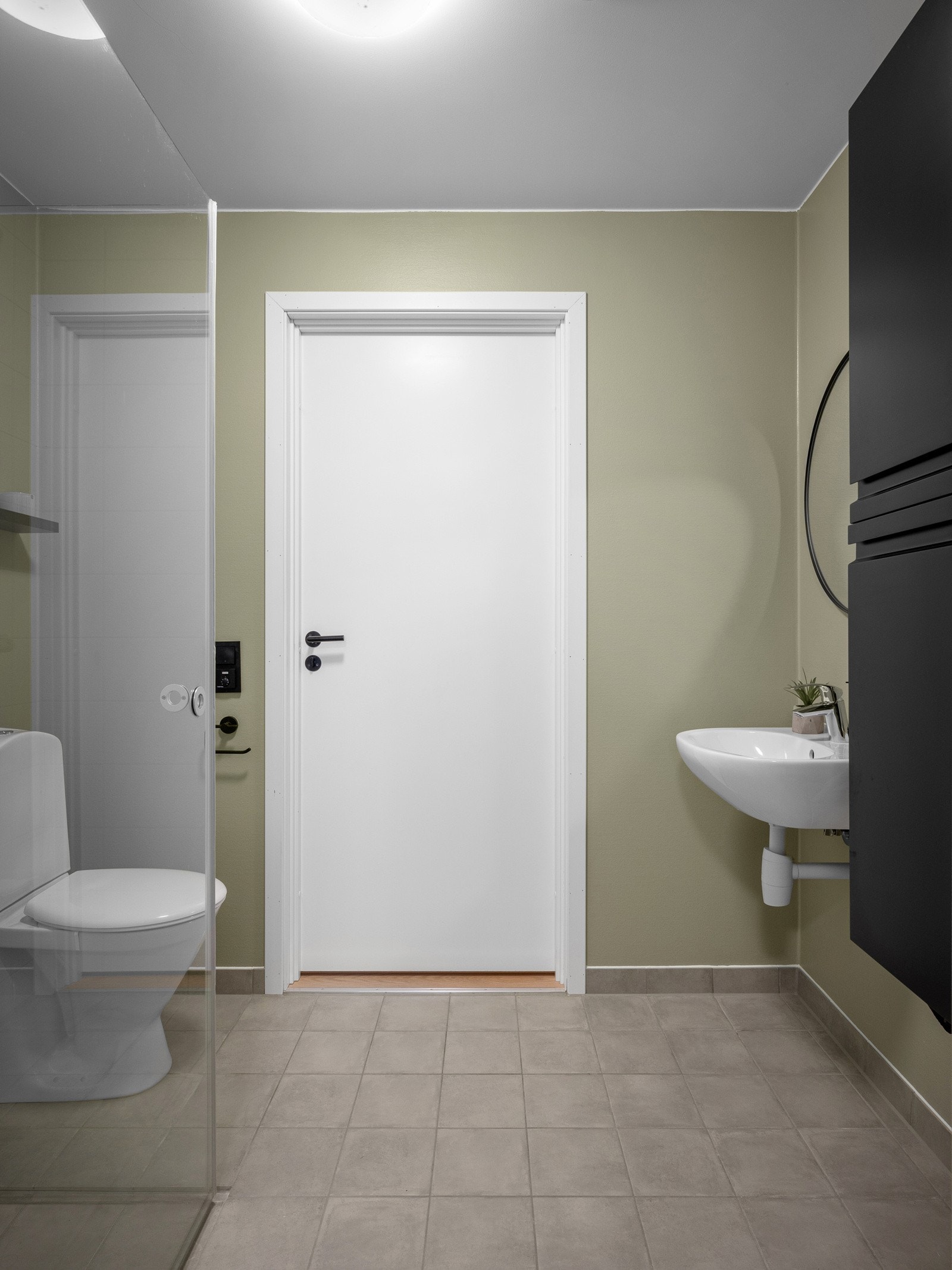 Badet er innredet med wc, vask, skap og dusj Galleribilde