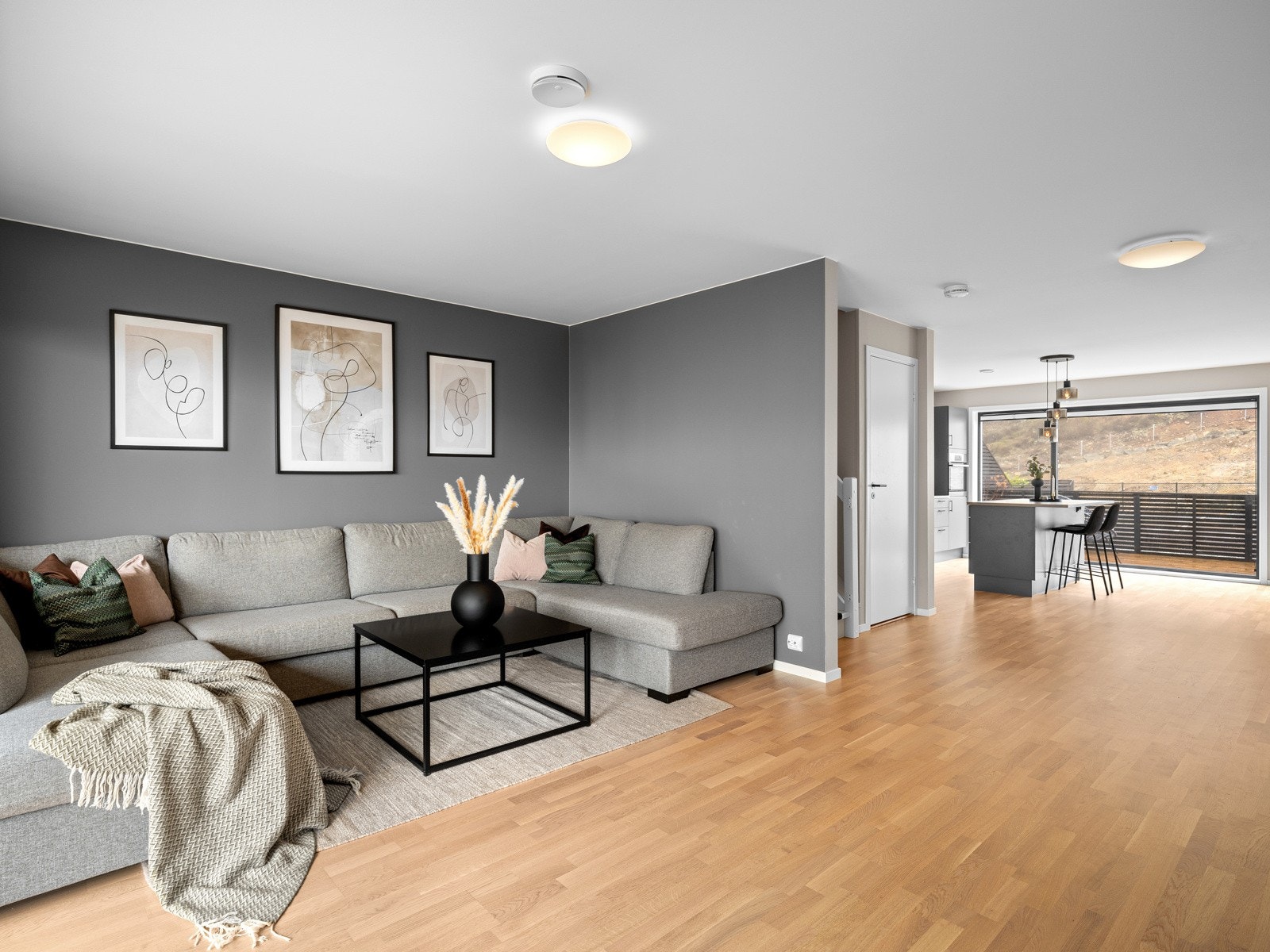 Romslig og lys stue med store vindusflater Galleribilde