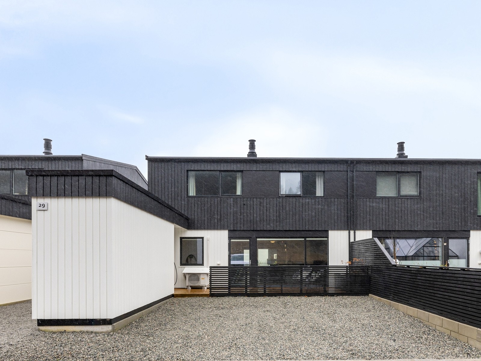 Stort gårdsrom med plass til flere biler Galleribilde