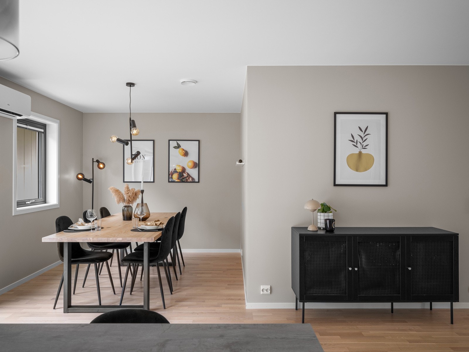 Naturlig plass for spisebord med plass til flere personer Galleribilde