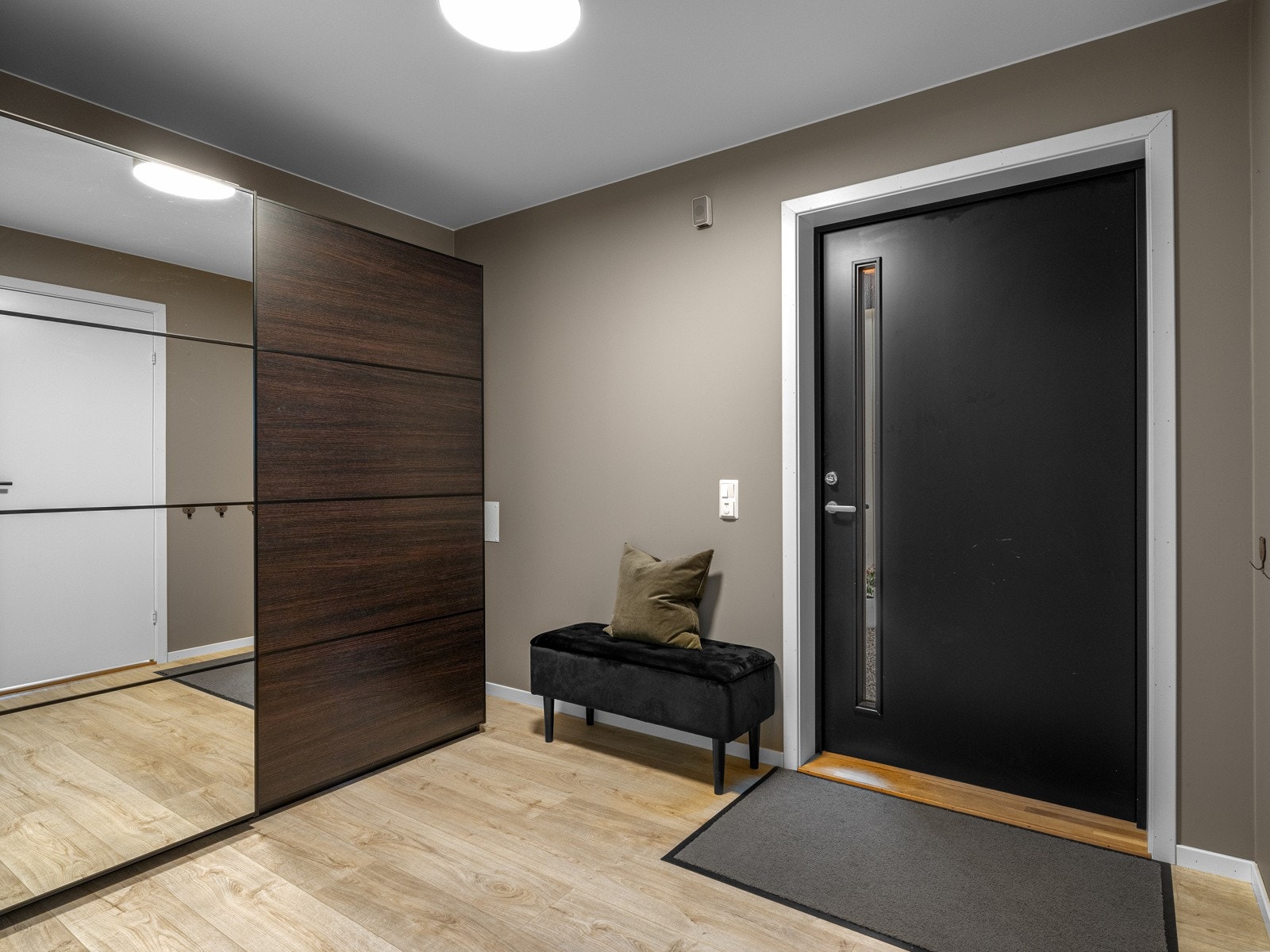 Entré/gang med god plass til yttertøyet i skyvedørsgarderoben Galleribilde