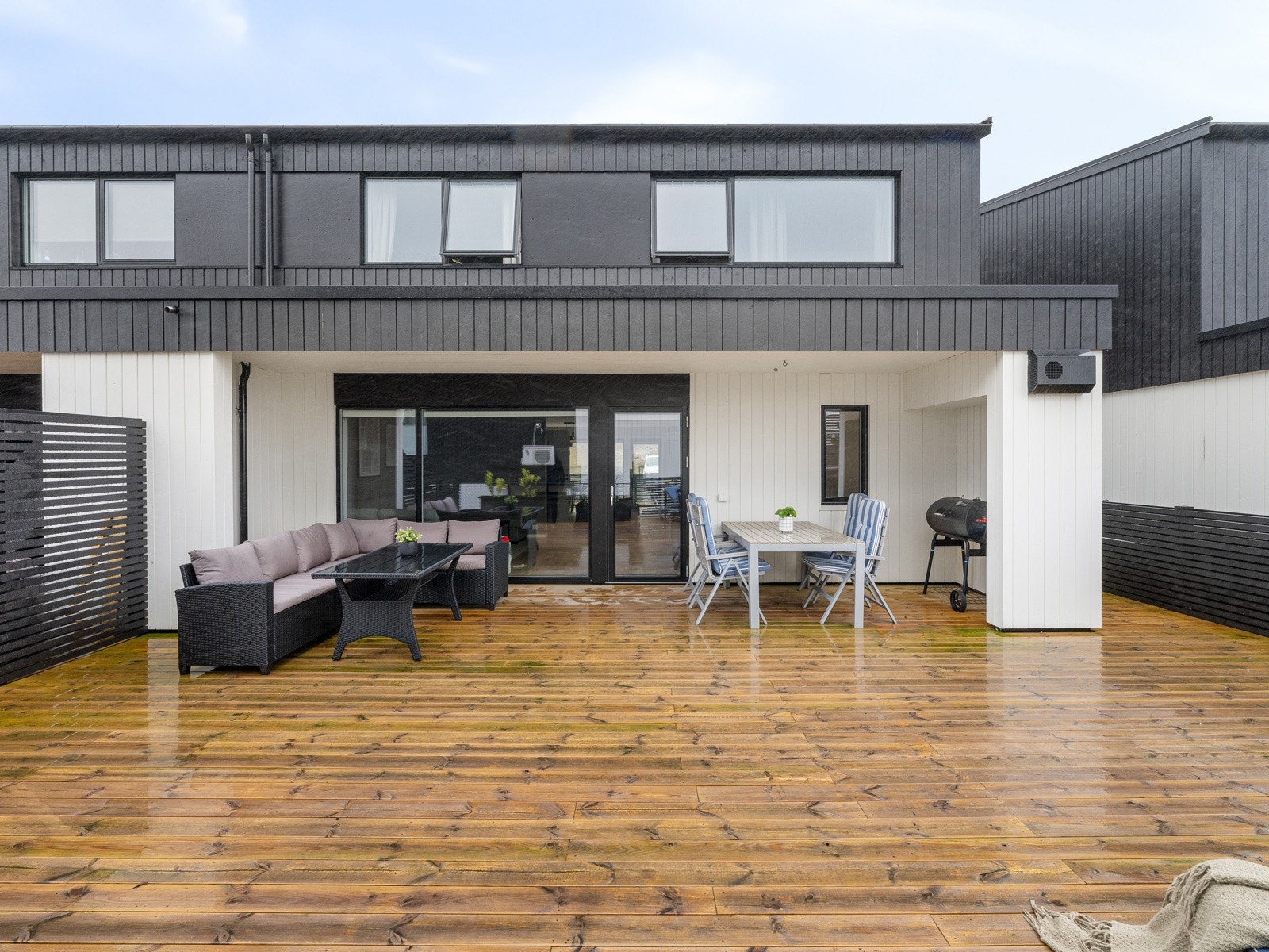 Stor terrasse på ca. 68 kvm - God plass til både utemøbler og grill Galleribilde