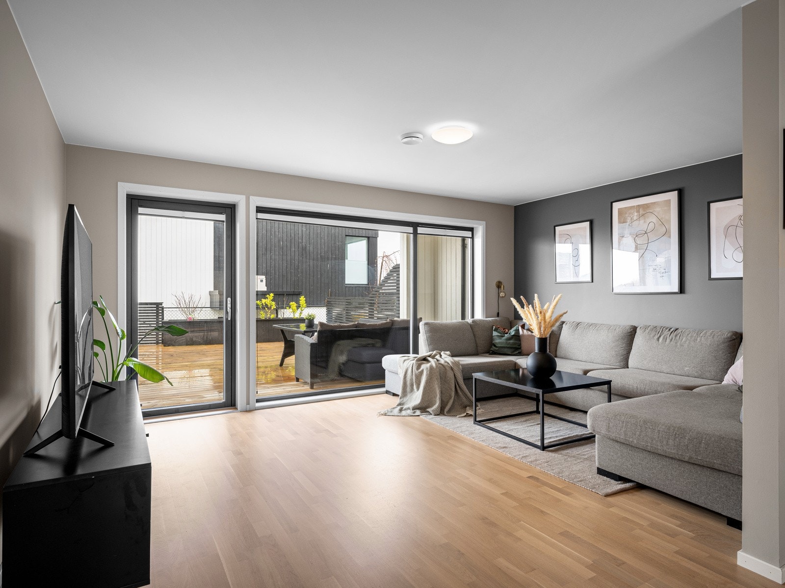 Fra stuen er det utgang til en solrik og svært romslig terrasse på ca. 68 kvm Galleribilde