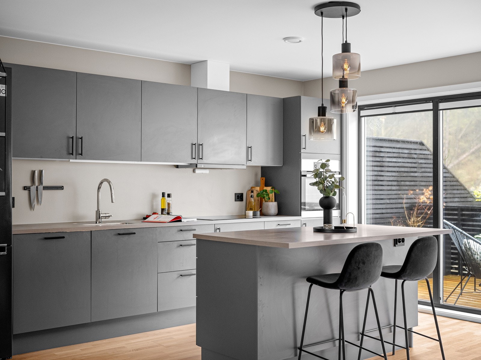 Innbydende og pent kjøkken fra Aubo med kjøkkenøy og integrerte hvitevarer Galleribilde