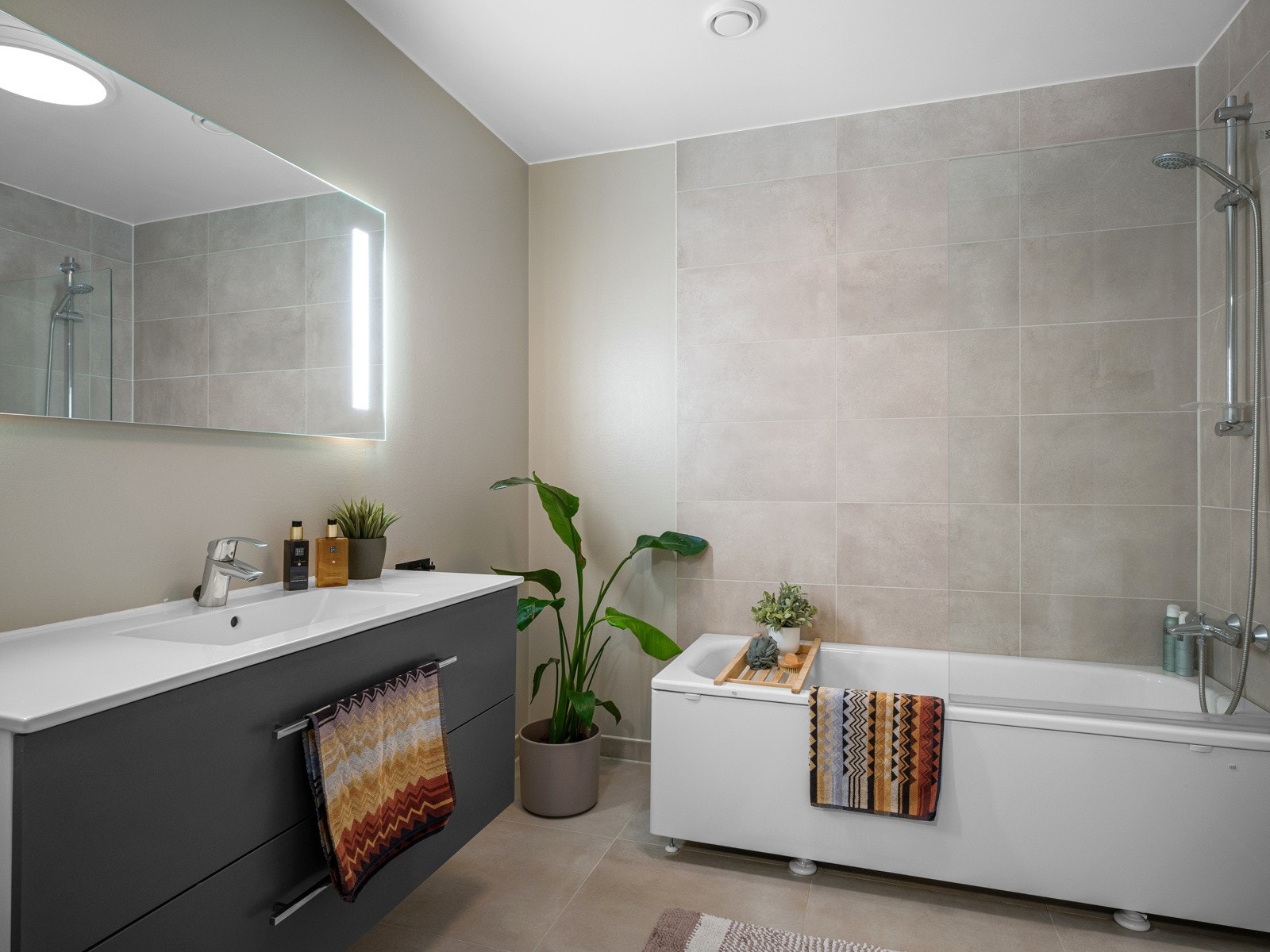 Lekkert bad med badekar Galleribilde