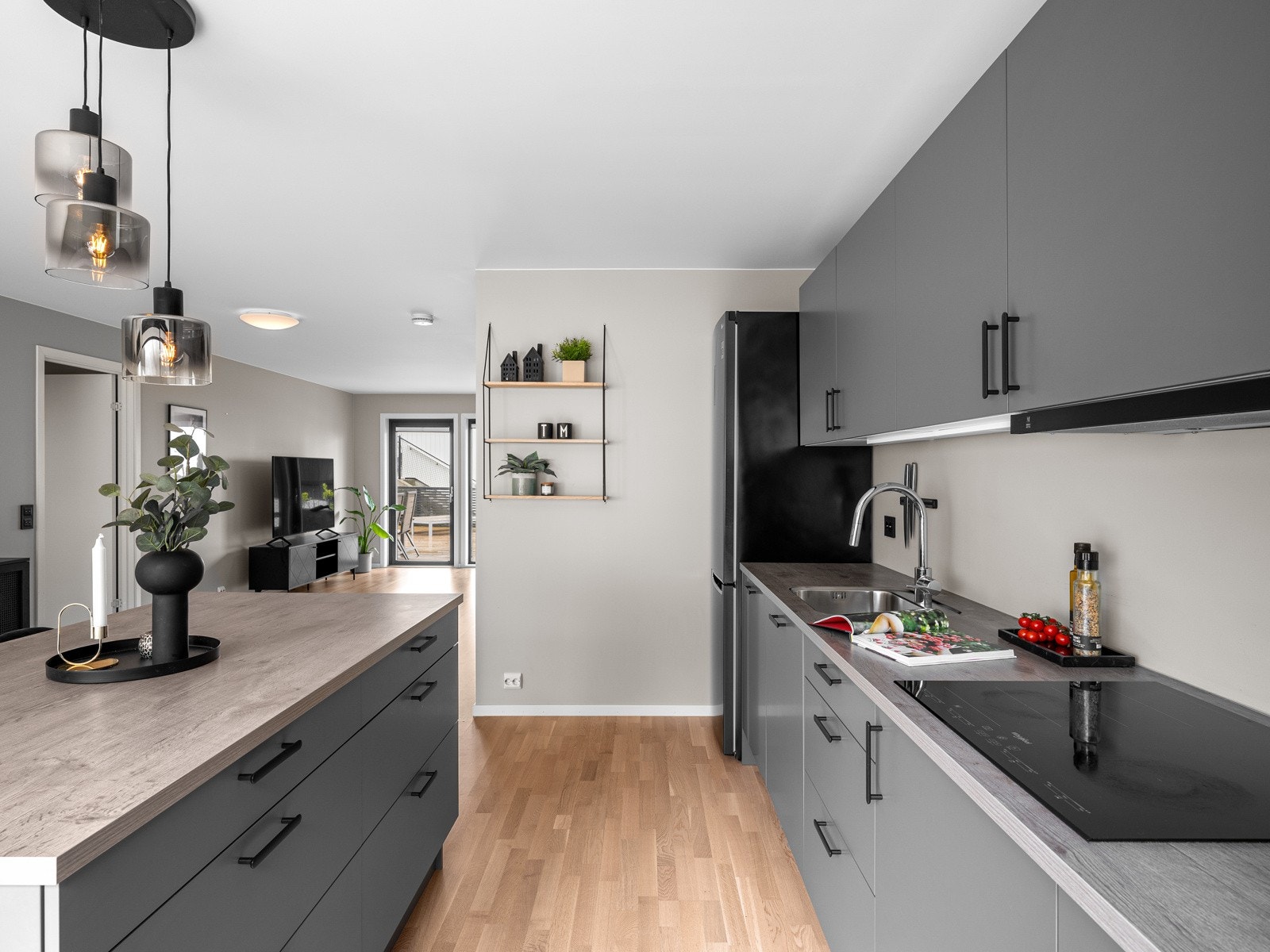 Kjøkkenet har rikelig med skap- og benkeplass Galleribilde