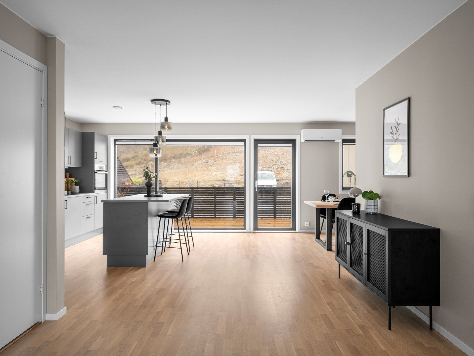 Boligen har en praktisk planløsning og en gjennomgående god standard Galleribilde