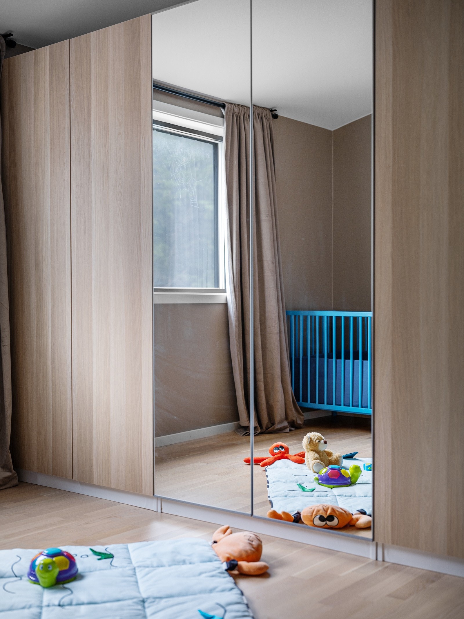 Skyvedørsgarderobe med speildører Galleribilde