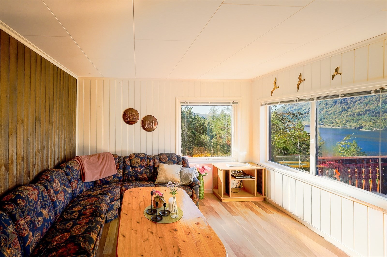 Hytten har en idyllisk beliggenhet med plass til både spise- og sittegruppe i stue. Galleribilde