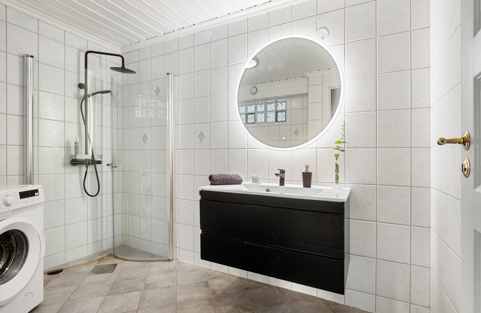 Baderommet i den egne leiligheten - Et lyst og pent bad, flislagt med dusj og gulvvarme Galleribilde