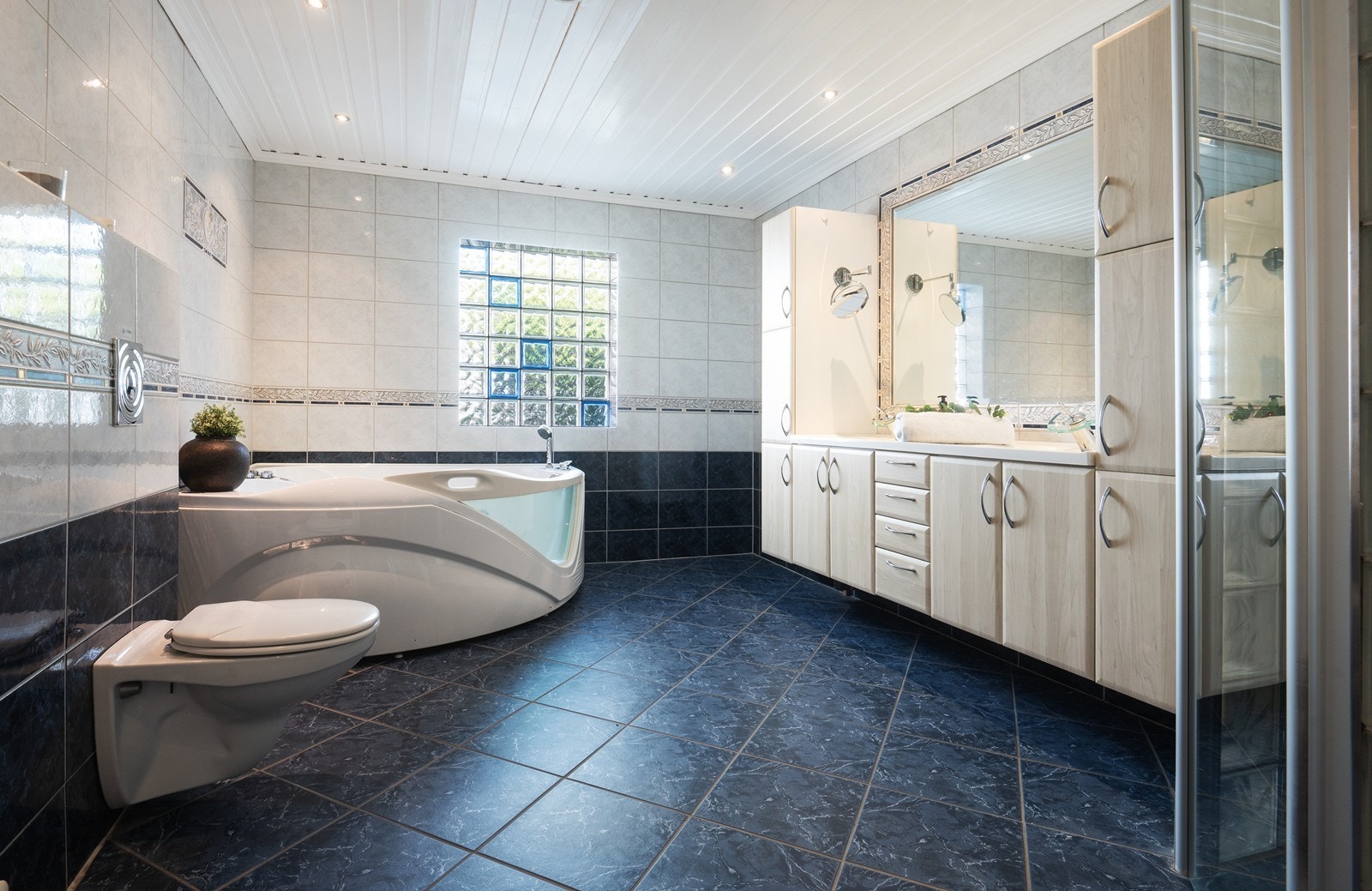 Hovedbad (1. etasje) med badekar, dusjnisje og stor dobbeltvask Galleribilde