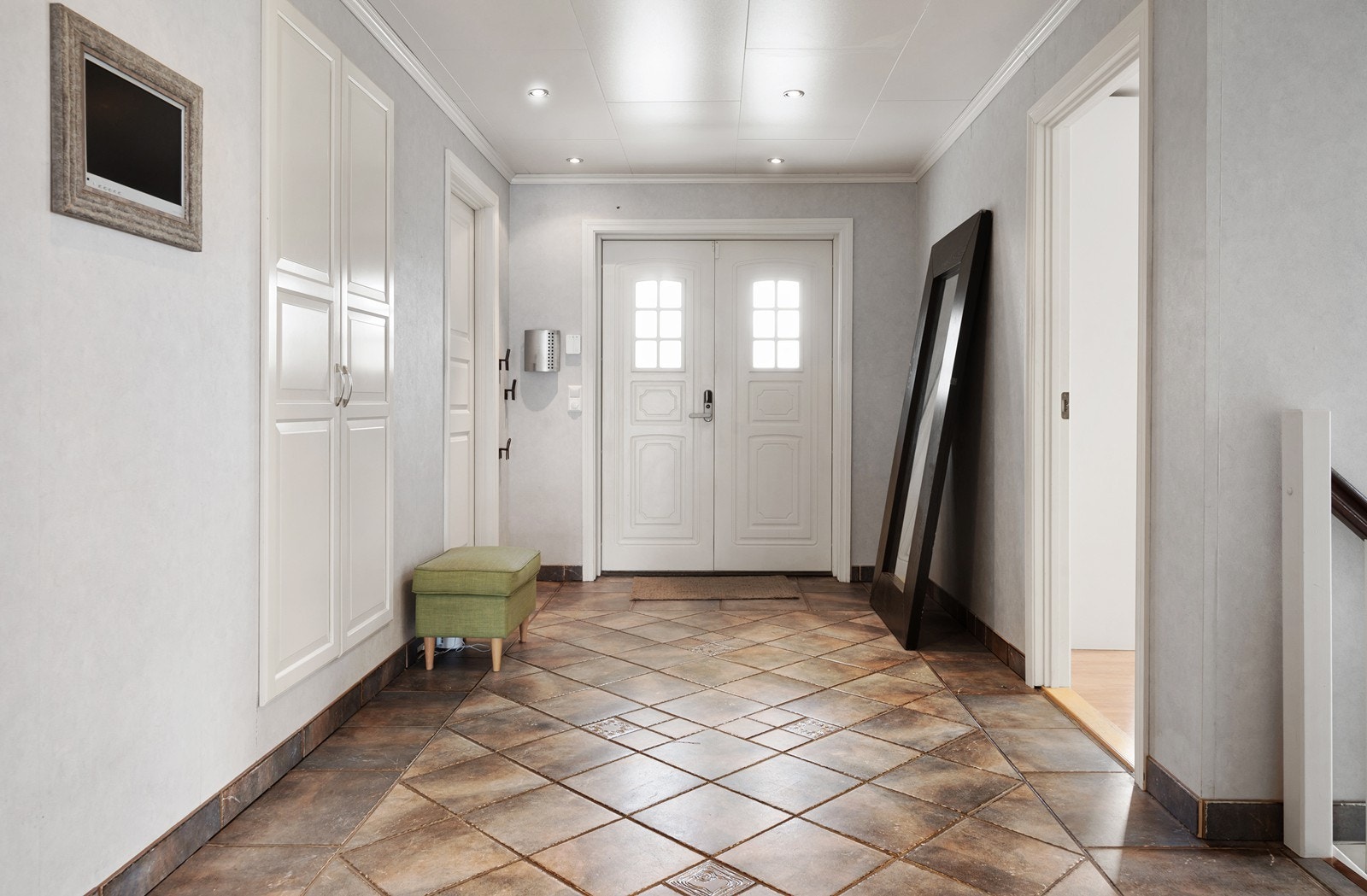 Eneboligen er svært romslig og har en flott og stor hall med innebygde skap Galleribilde