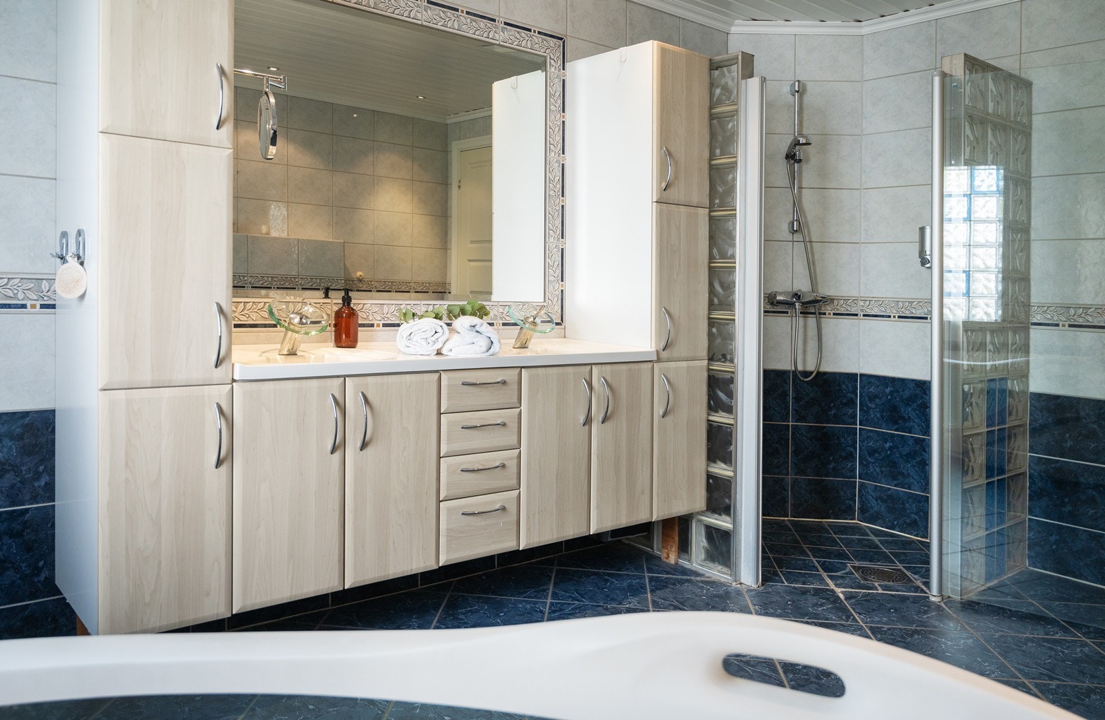 Baderommet i hovedetasjen er av en meget god størrelse og rikelig skapinnredning Galleribilde