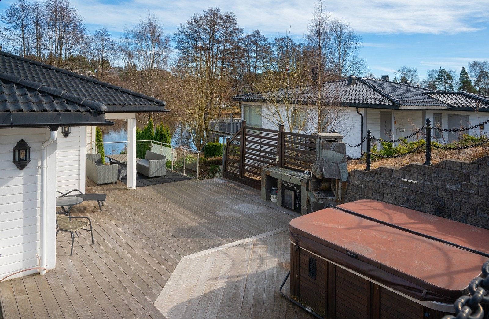 På terrassen står bl. a. en stor jacuzzi Galleribilde