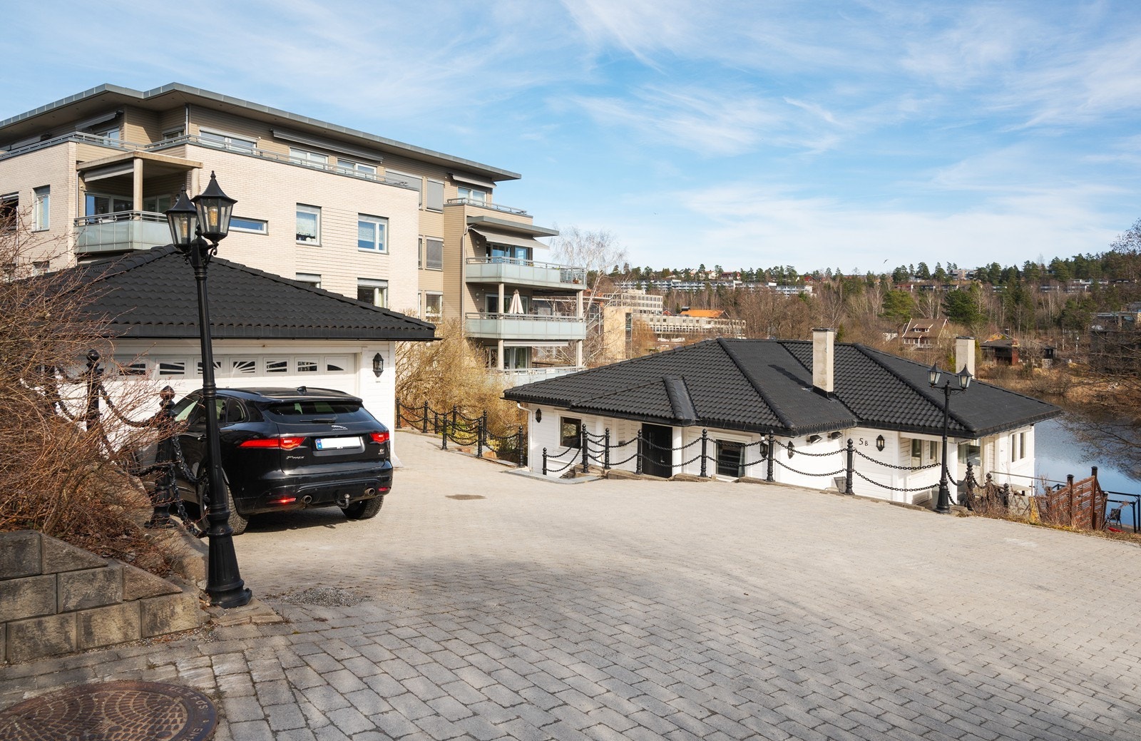 Eiendommen har en stor og flott dobbeltgarasje. I tillegg er det plass til flere bilder på gårdsplassen Galleribilde