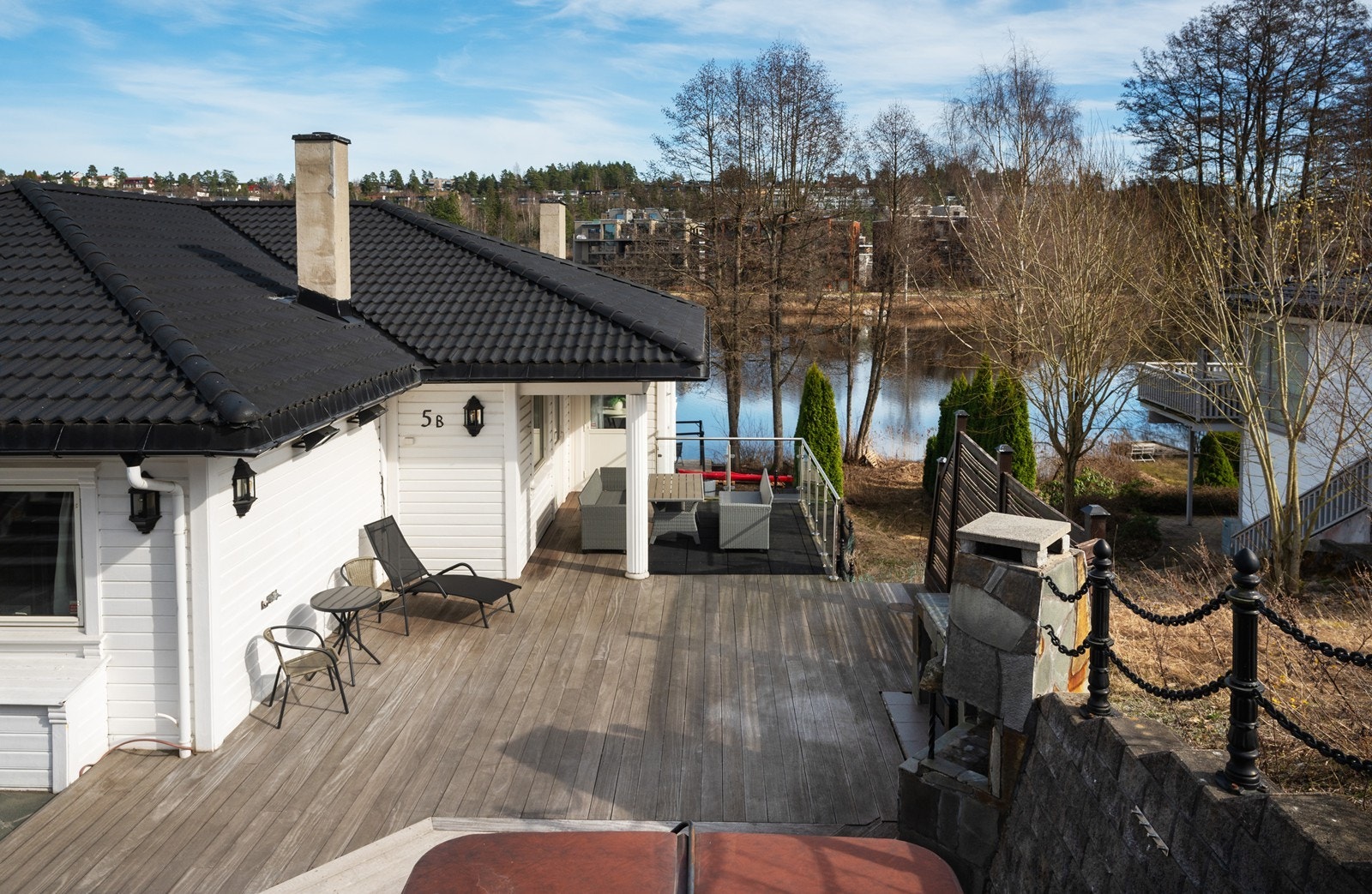 I tillegg til den flotte hagen har eiendommen også flere solrike uteplasser rundt huset Galleribilde