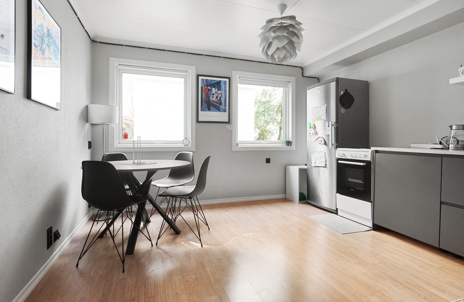 Romslig kjøkken med store vindusflater som slipper inn rikelig med naturlig lys Galleribilde