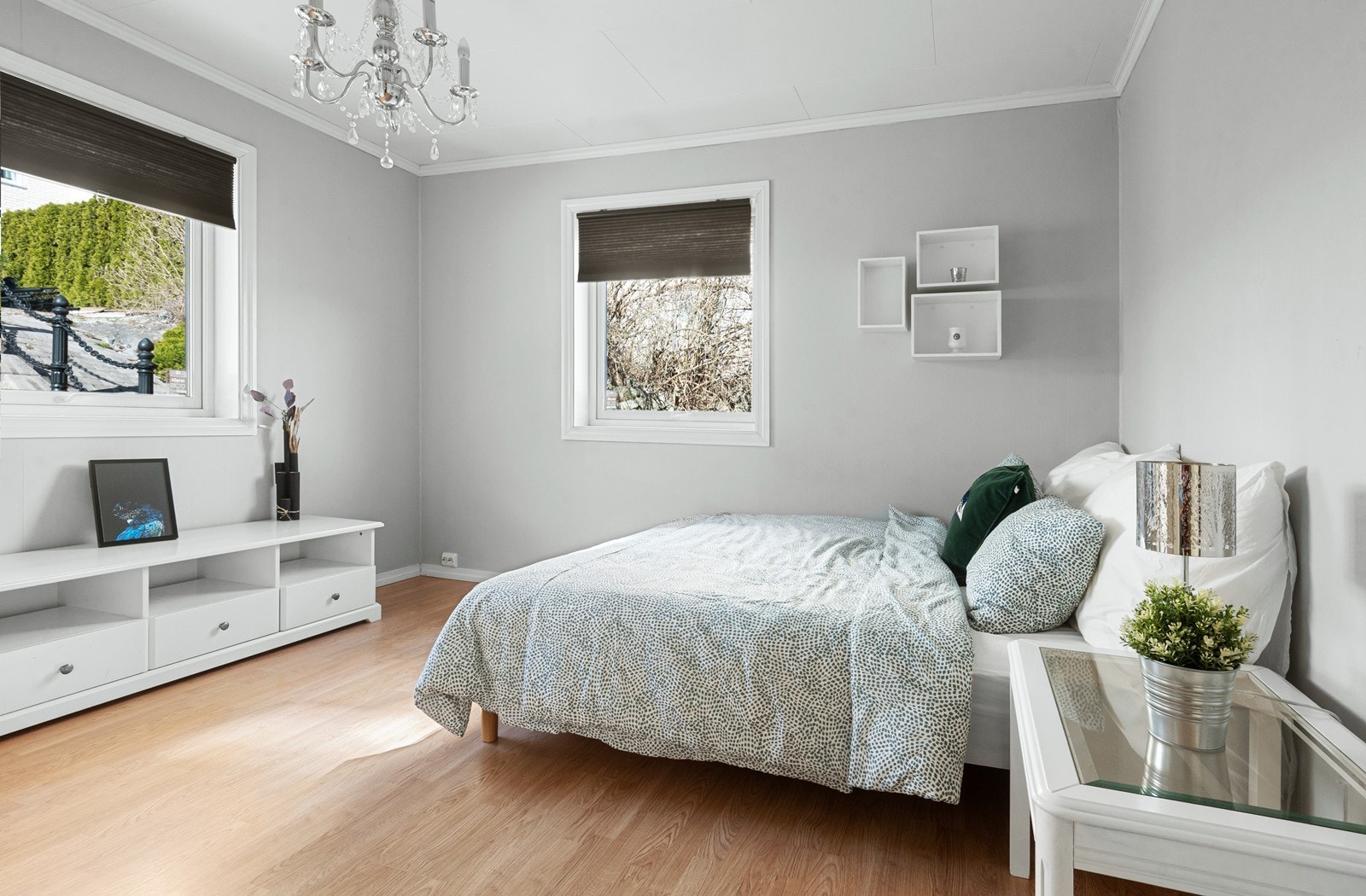 Soverom 2, hyggelig hjørnerom i 1. etasje Galleribilde