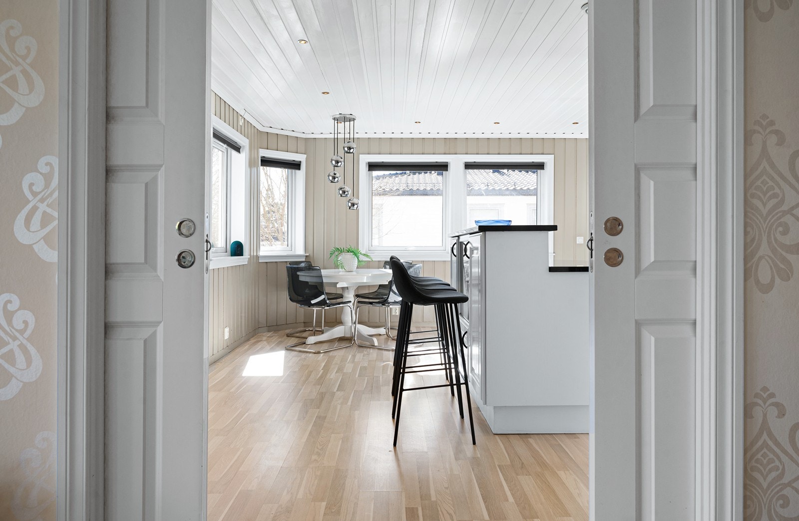 Separat spisekjøkken med utgang til terrasse Galleribilde