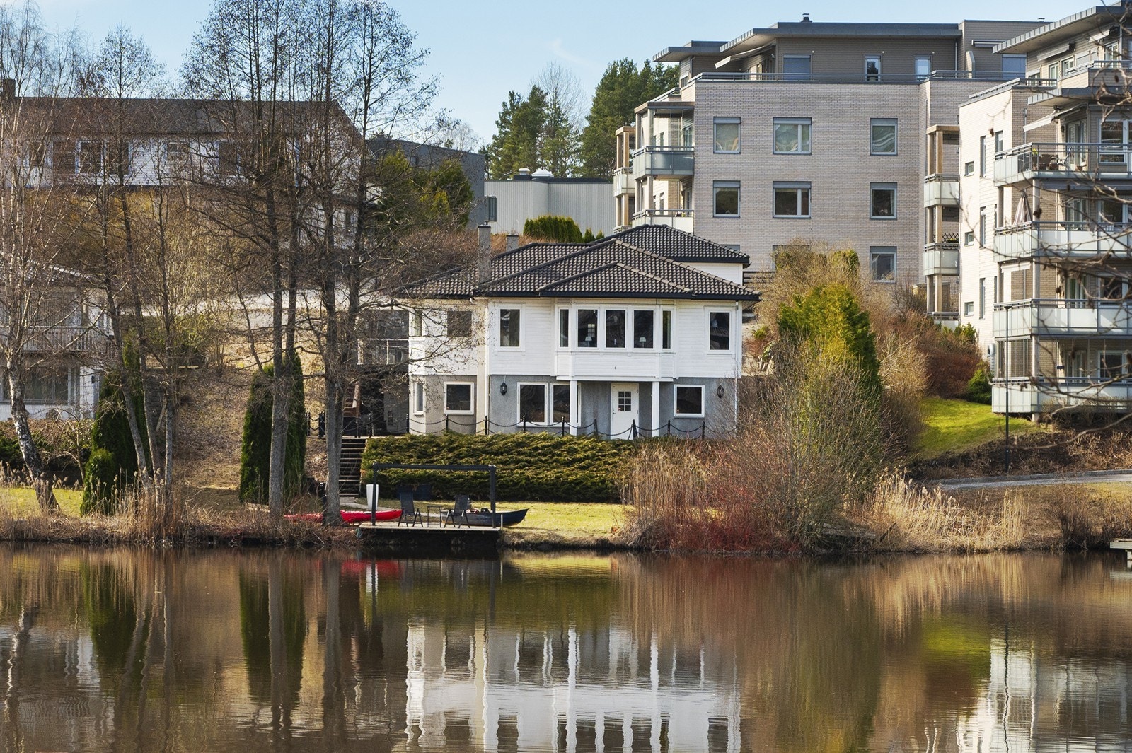 Spektakulær enebolig i første rekke mot Kolbotnvannet Galleribilde