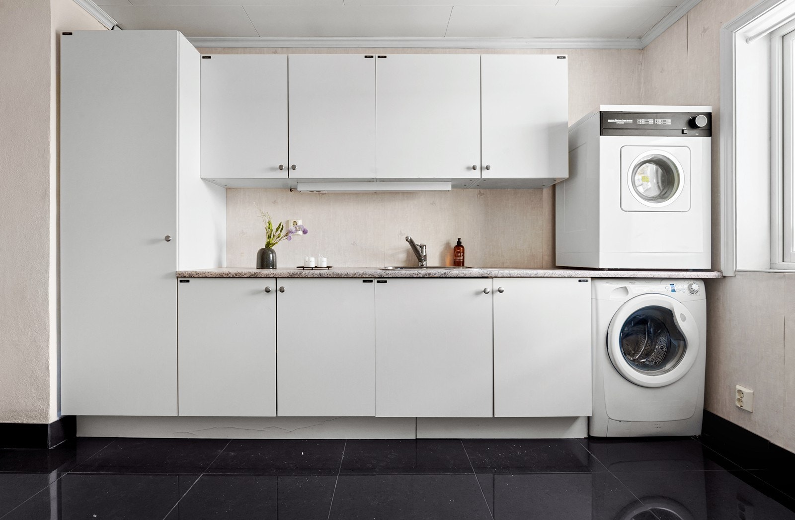 Praktisk vaskerom med en smart plassering rett ved hovedinngangen Galleribilde