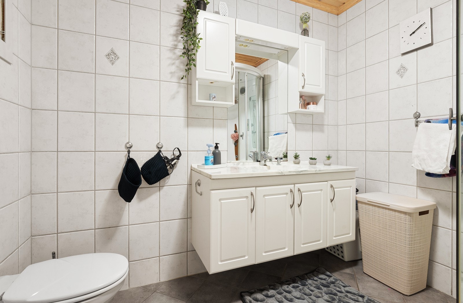 Badet i underetasjen er også lyst og pent, med fliser og gulvvarme Galleribilde