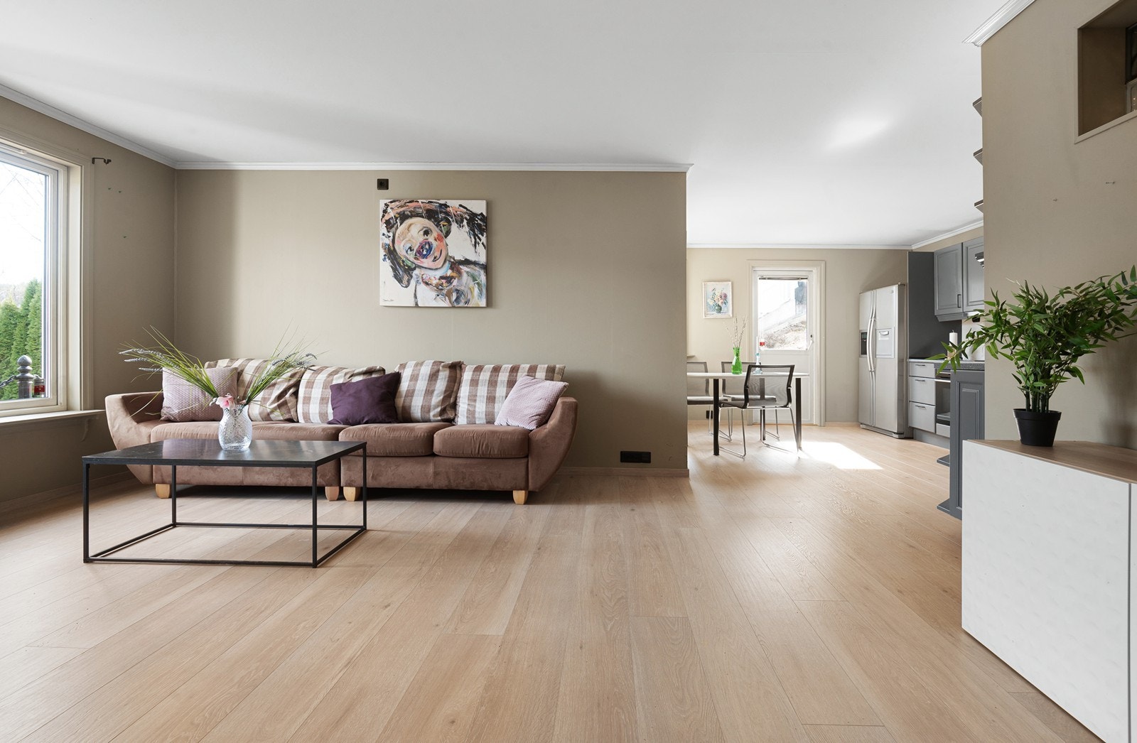 Leiligheten i underetasjen er romslig og god og inneholder bl.a. en fin og åpen stue/kjøkkenløsning, 2 soverom, et romslig bad, samt uteplass med utgang fra kjøkken Galleribilde