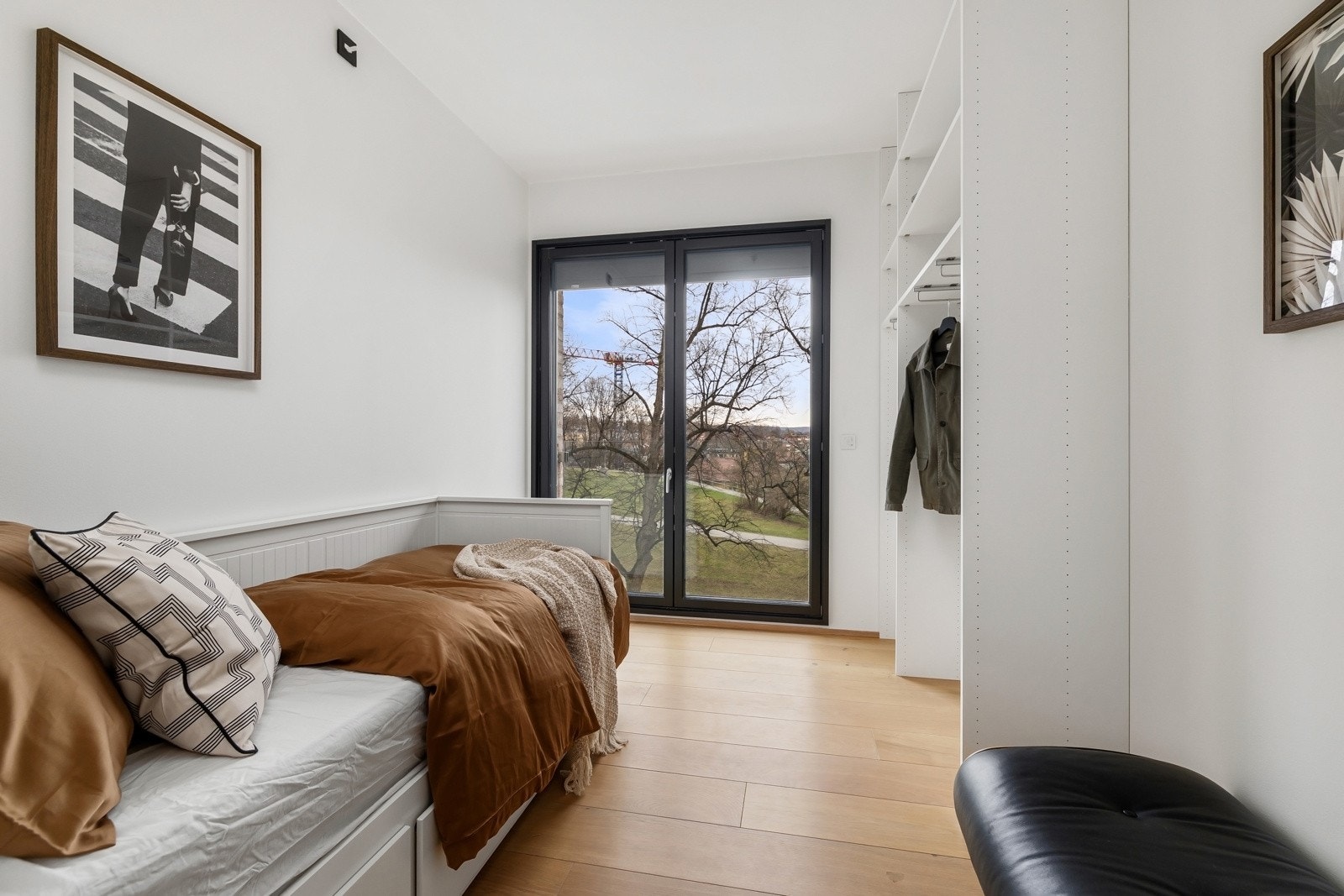 Soverom 2 med plassbygget skap. Galleribilde