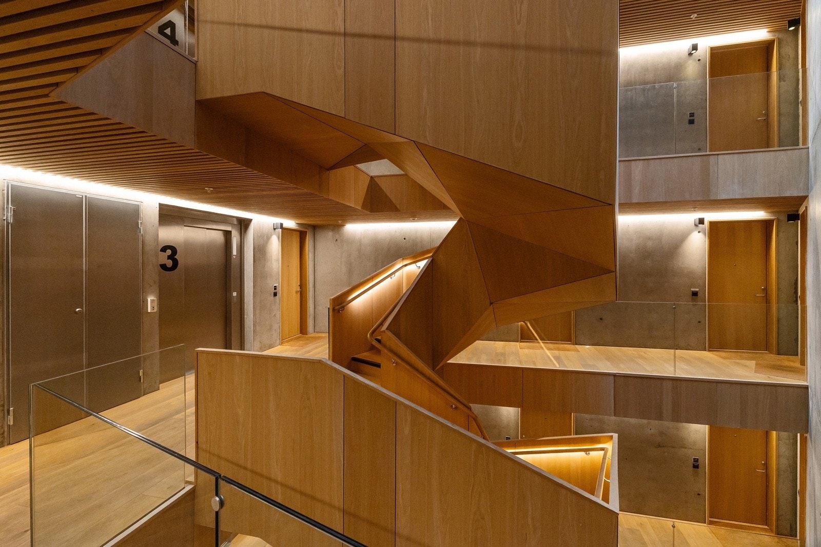 Bygget har heis til alle plan. Galleribilde