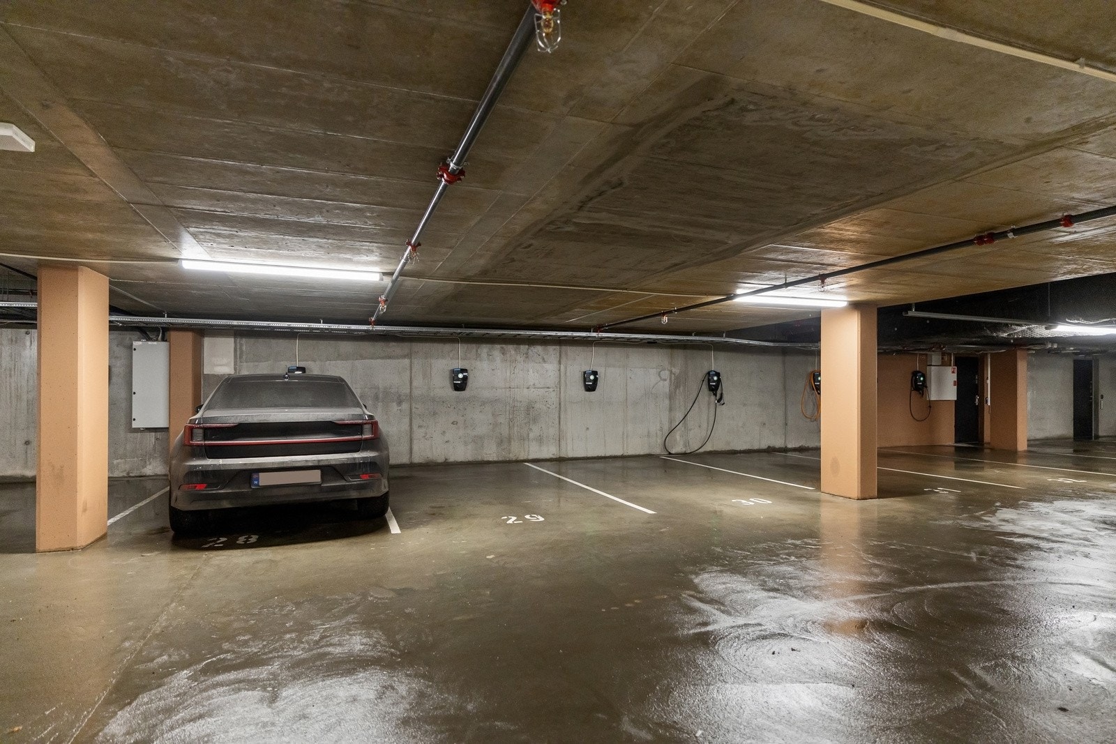 Det følger med en garasjeplass i salget. Det er montert el-bil lader på plassen. Galleribilde