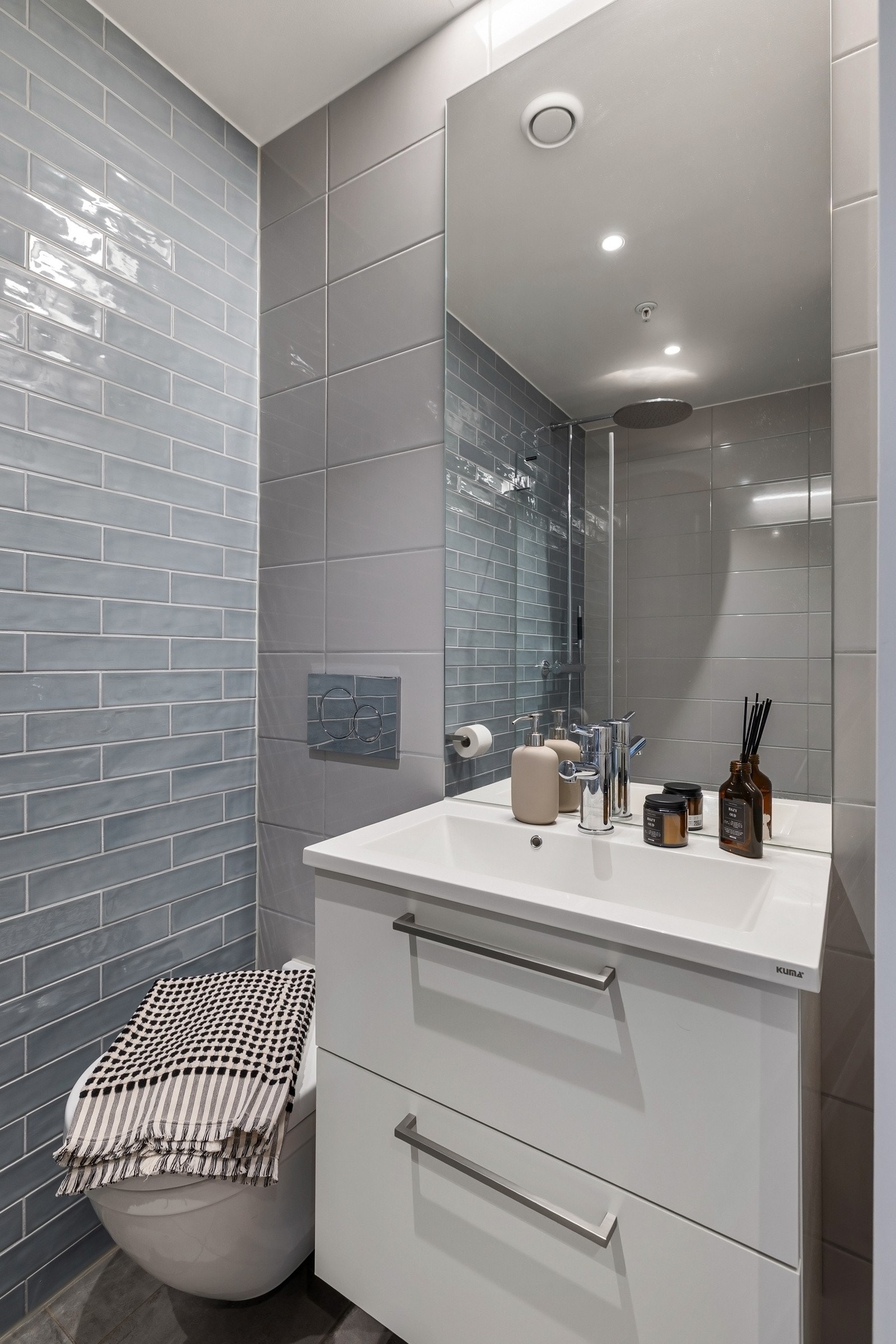 Baderom 2 - Flislagt bad/wc med varmekabler, avtrekk, speil, belysning, downlights, servant med innredning, dusj hjørne med innfellbar glassdør og vegghengt toalett. Galleribilde