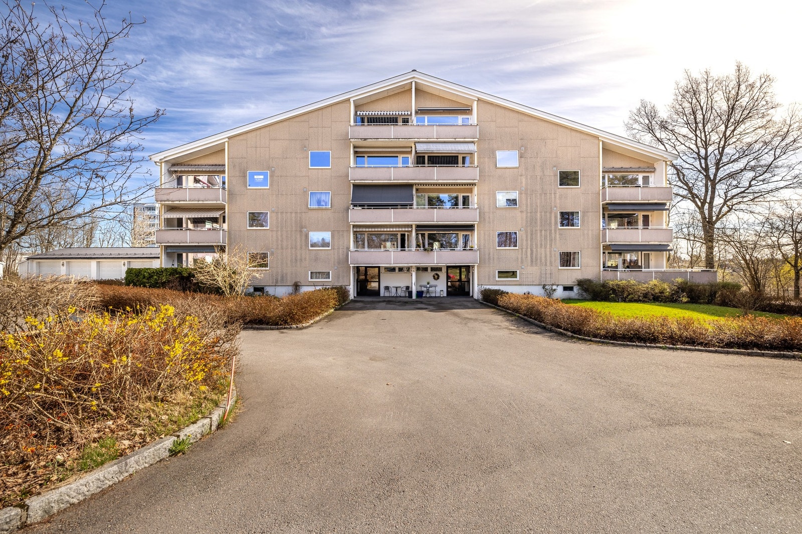 Borettslaget har en stor, pent opparbeidet fellestomt med gode grøntområder og asfaltert gårdsplass med parkering. Grøntområdene består av plenareal og variert beplantning. Galleribilde