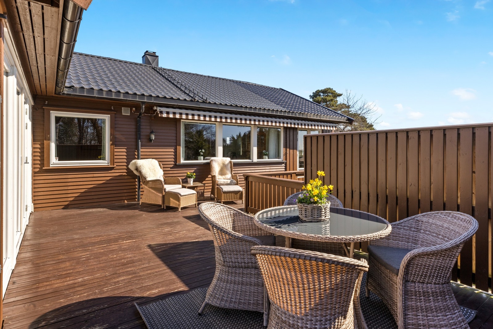 Stor, solrik terrasse skjermet fra naboer, med god plass til ulike soner. Galleribilde