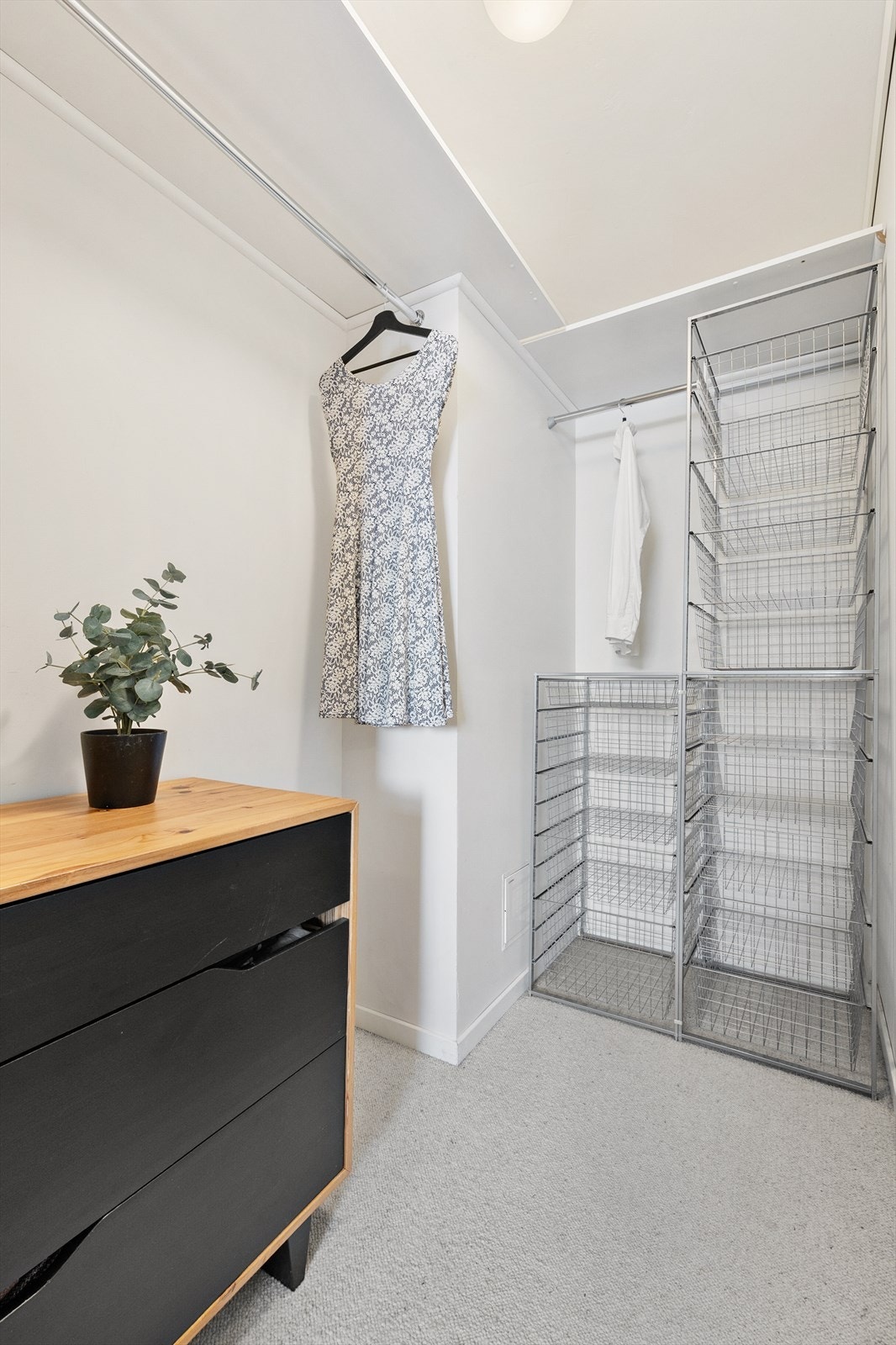 Fra soverommet er det tilgang til en meget praktisk walk in-garderobe med fastmonterte hyller, garderobestenger og trådskuffer. Galleribilde