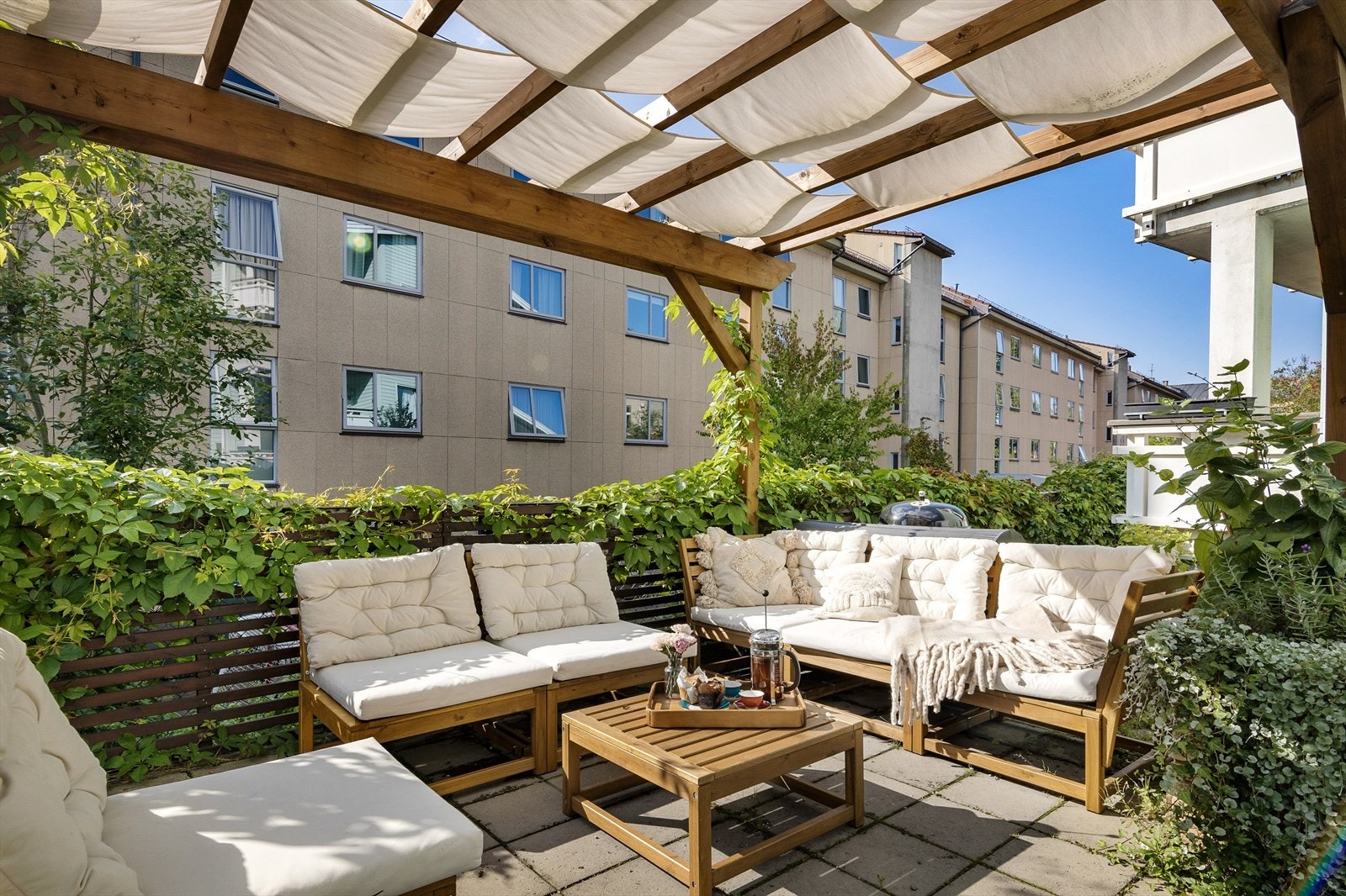 Borettslaget oppgraderte bakgården sin med pergola og nye utemøbler i fjor sommer. Galleribilde