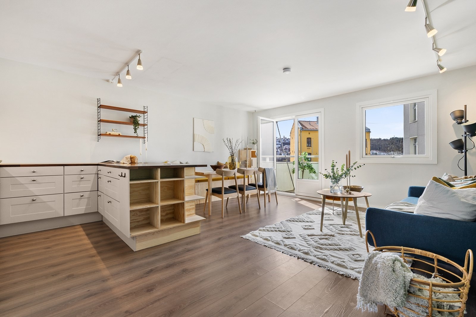 Kjøkkenet er utvidet med en svært praktisk og stilig halvøy hvor det er etablert hyller i enden. Galleribilde