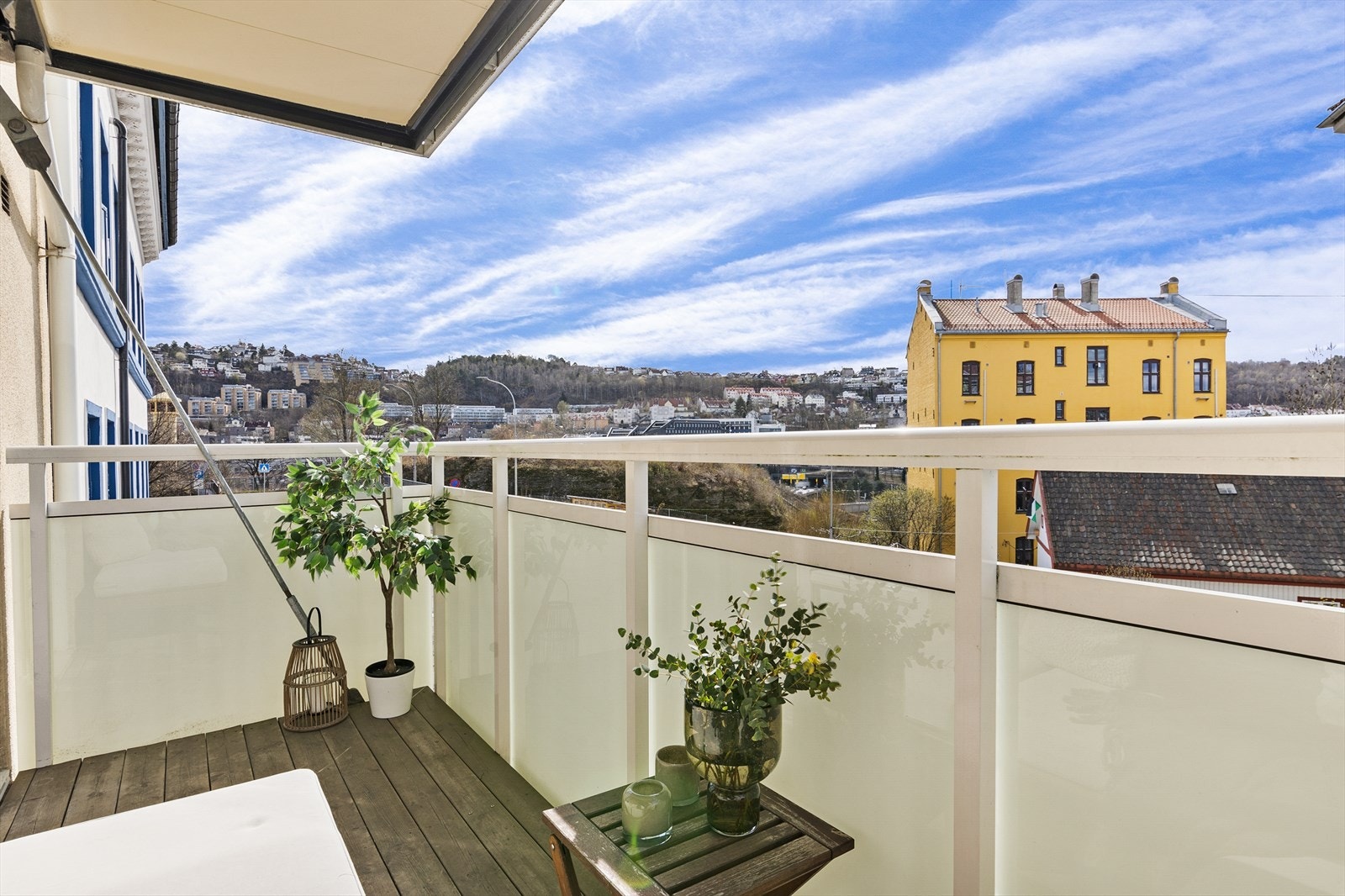 Dette er en gjennomgående og romslig 2-roms leilighet med sydvestvendt balkong i et veldig hyggelig og veldrevet borettslag rett ved Vålerenga park. Galleribilde