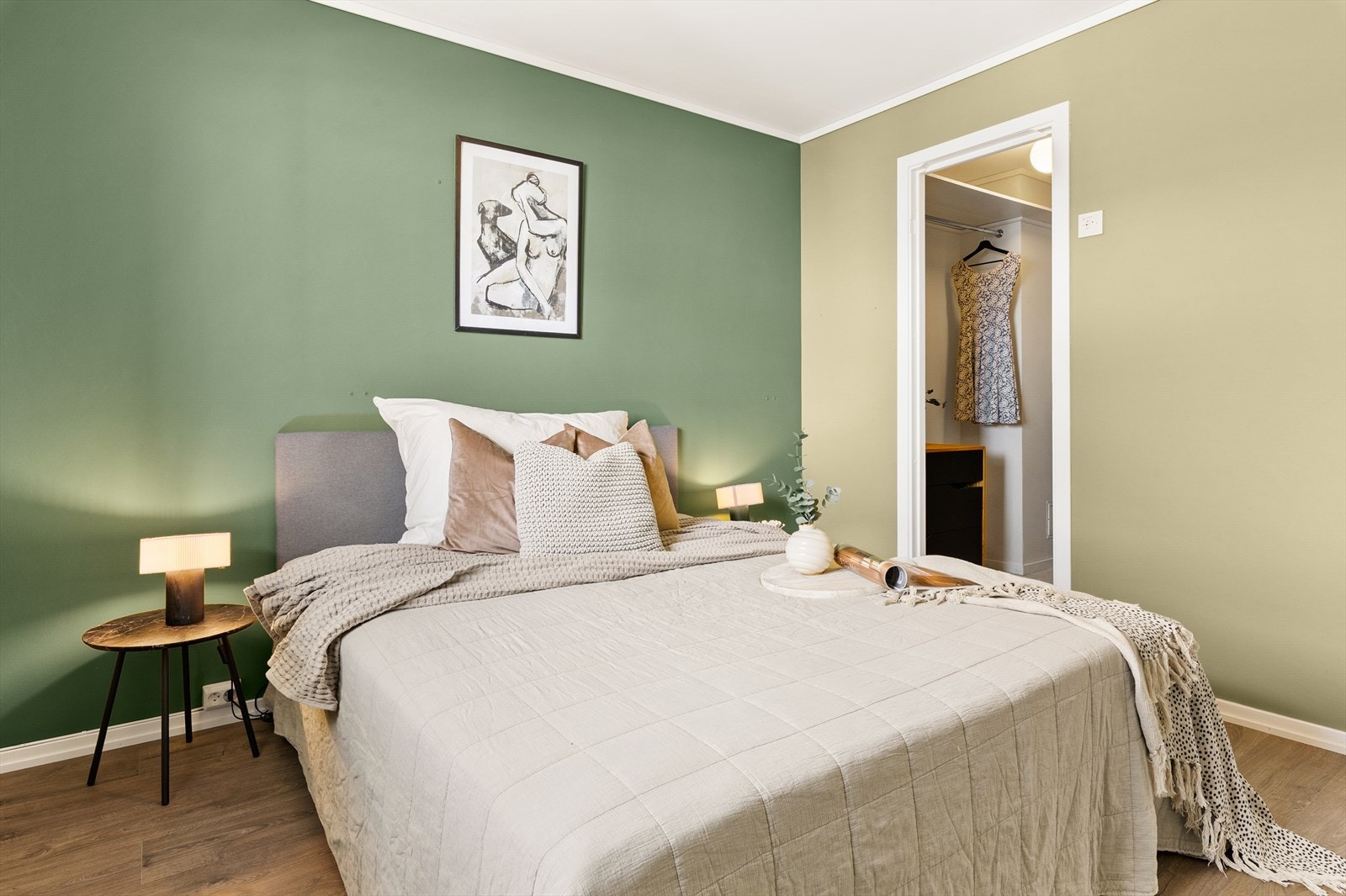 Soverom med god plass til dobbeltseng og tilhørende nattbord. Galleribilde