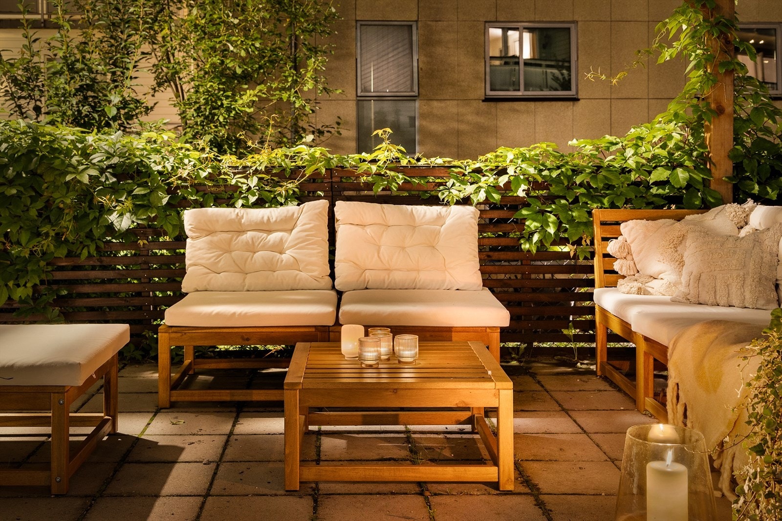 Den hyggelige sittegruppen og frodige beplantningen rundt gjør at man fort får følelsen av å befinne seg i sydligere strøk. Galleribilde