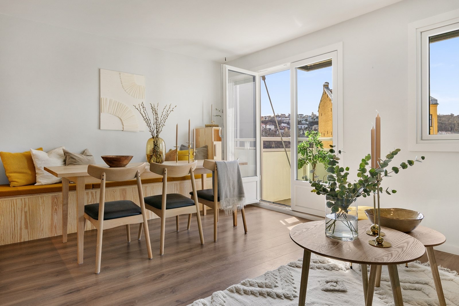 Lys og luftig stue med nye vinduer og to-fløyet balkongdør fra 2024. Galleribilde