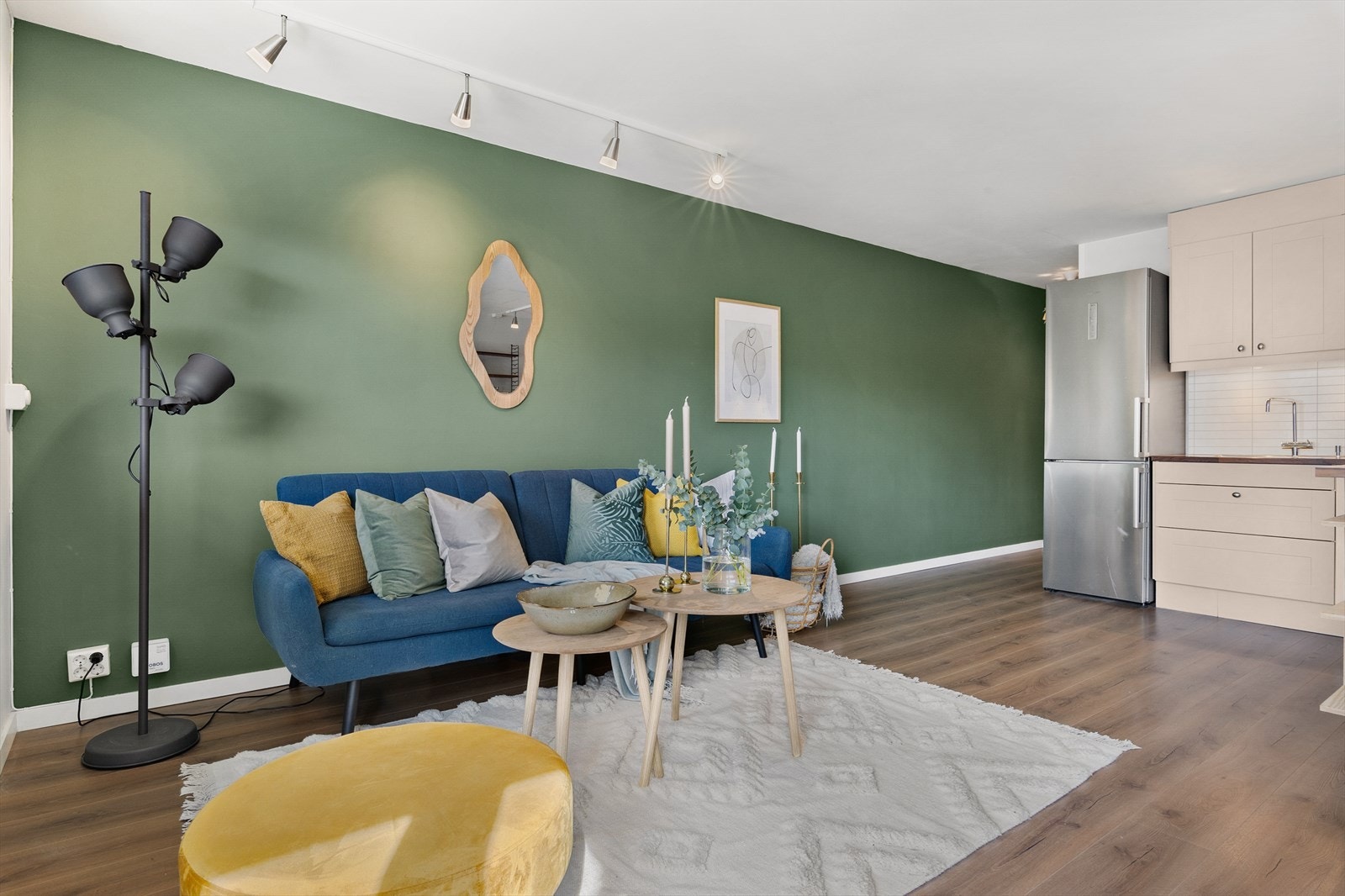 Stuen har en utforming som gjør den enkel å innrede med sofa og stort spisebord. Galleribilde