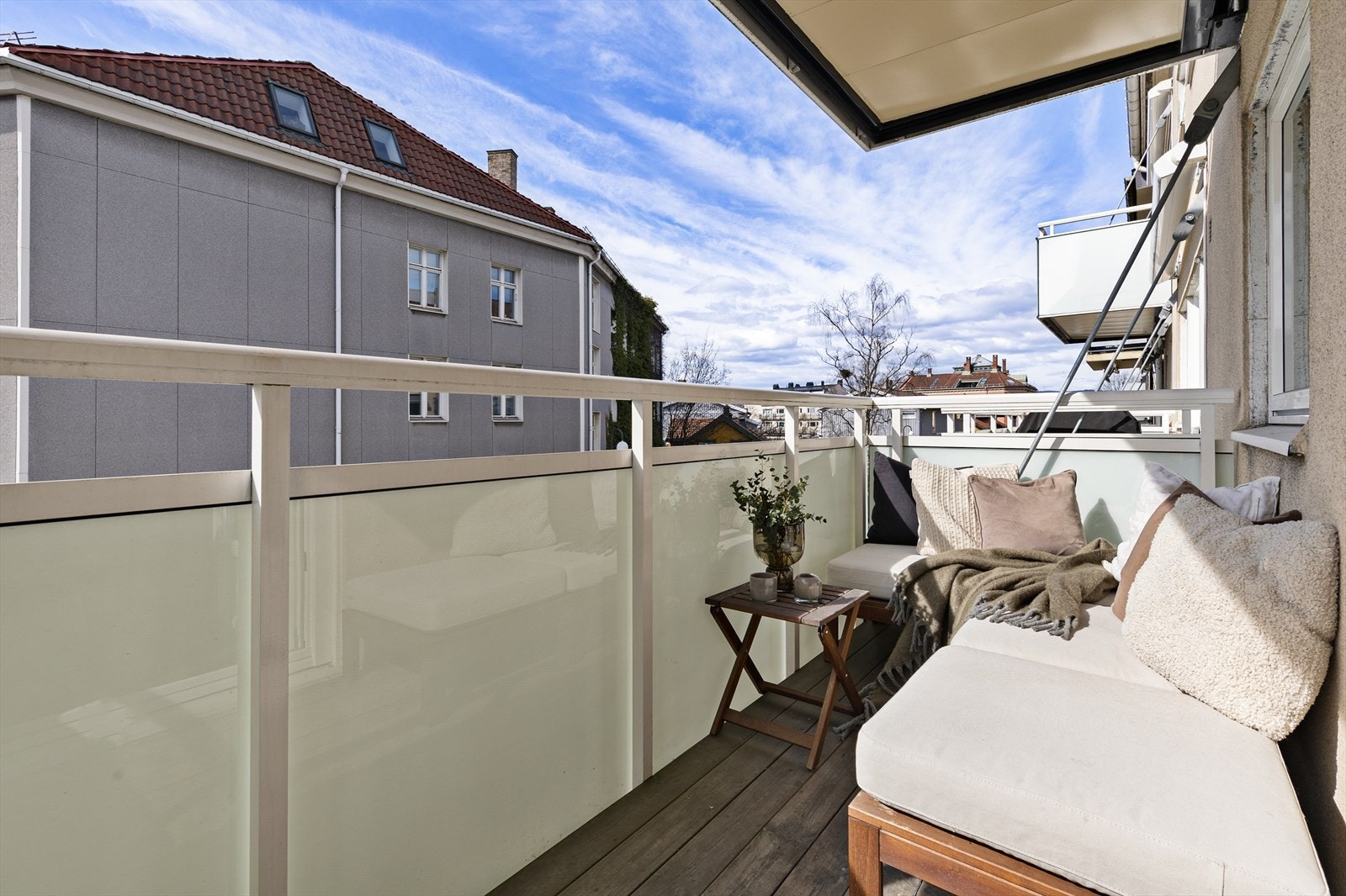 Den sydvestvendte balkongen blir en naturlig forlengelse av stuen i sommerhalvåret. Galleribilde